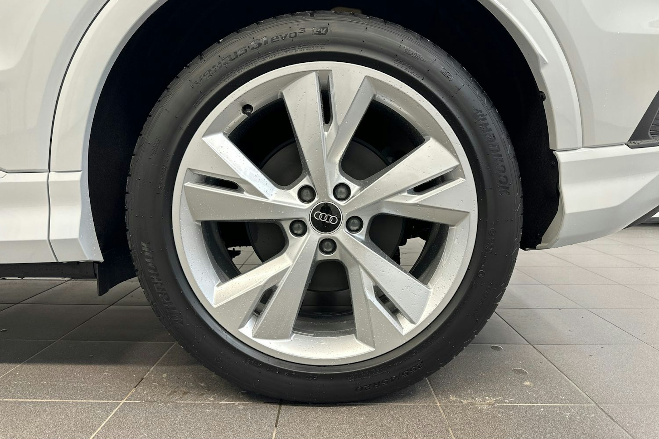 jäätikön valkoinen Audi Q4 e-tron 2026 kuva 10.