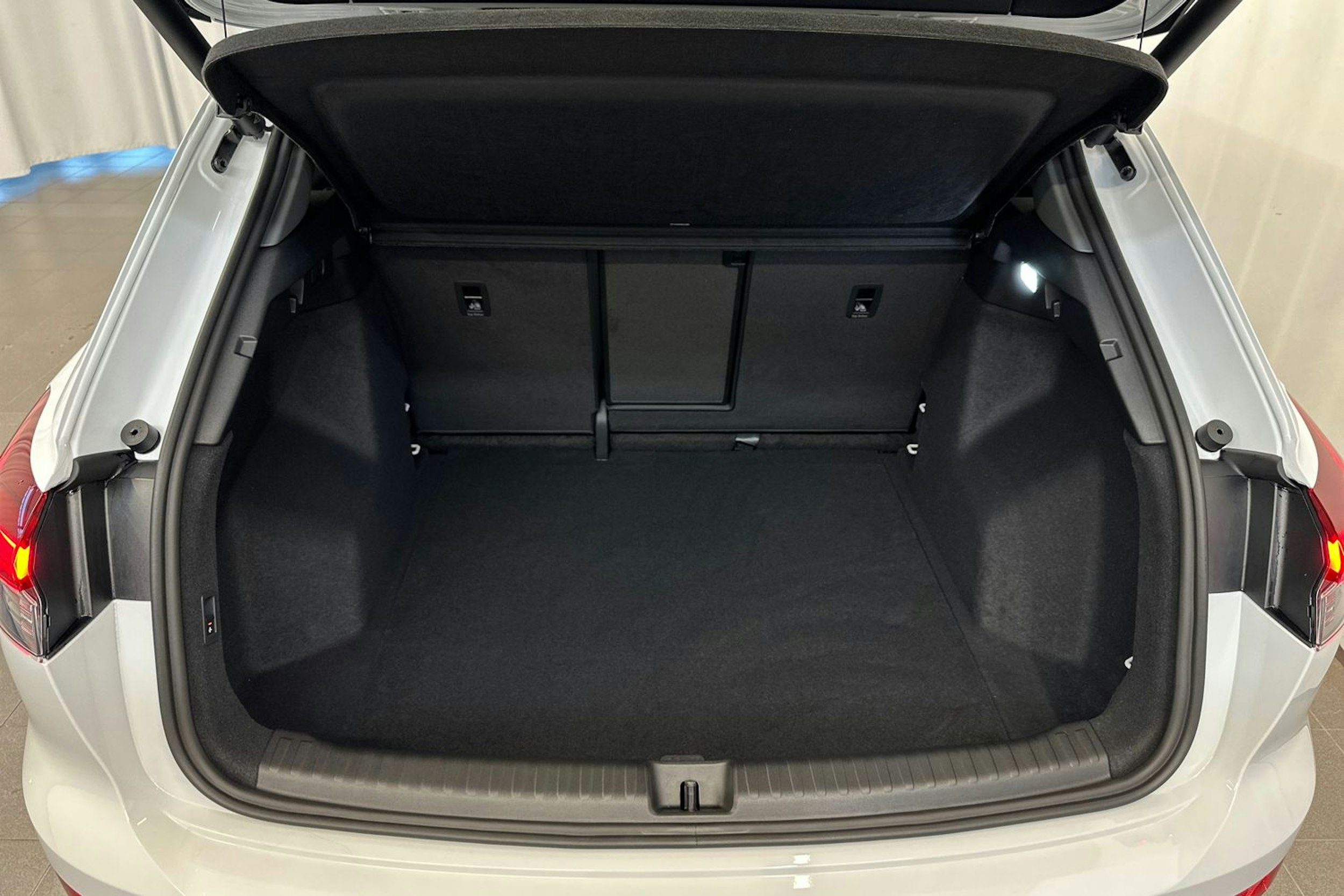 jäätikön valkoinen Audi Q4 e-tron 2026 kuva 11.