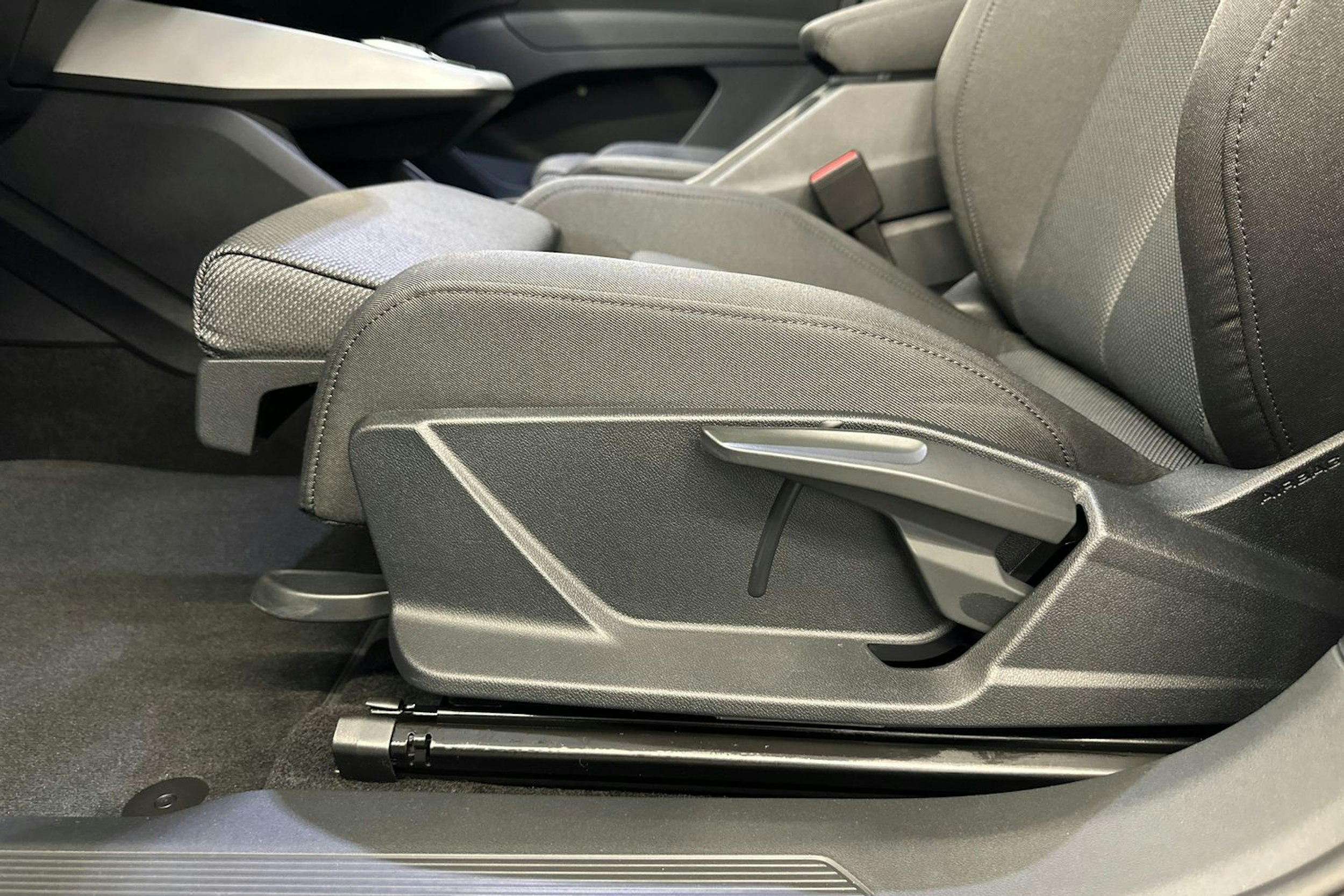 jäätikön valkoinen Audi Q4 e-tron 2026 kuva 15.