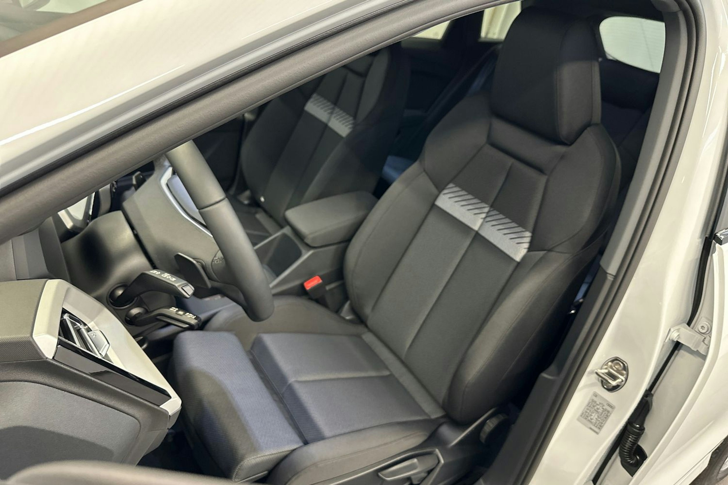 jäätikön valkoinen Audi Q4 e-tron 2026 kuva 16.