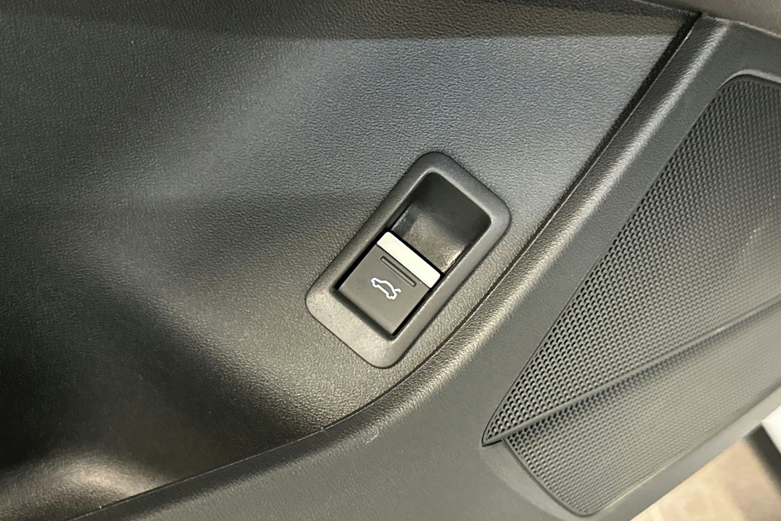 jäätikön valkoinen Audi Q4 e-tron 2026 kuva 18.