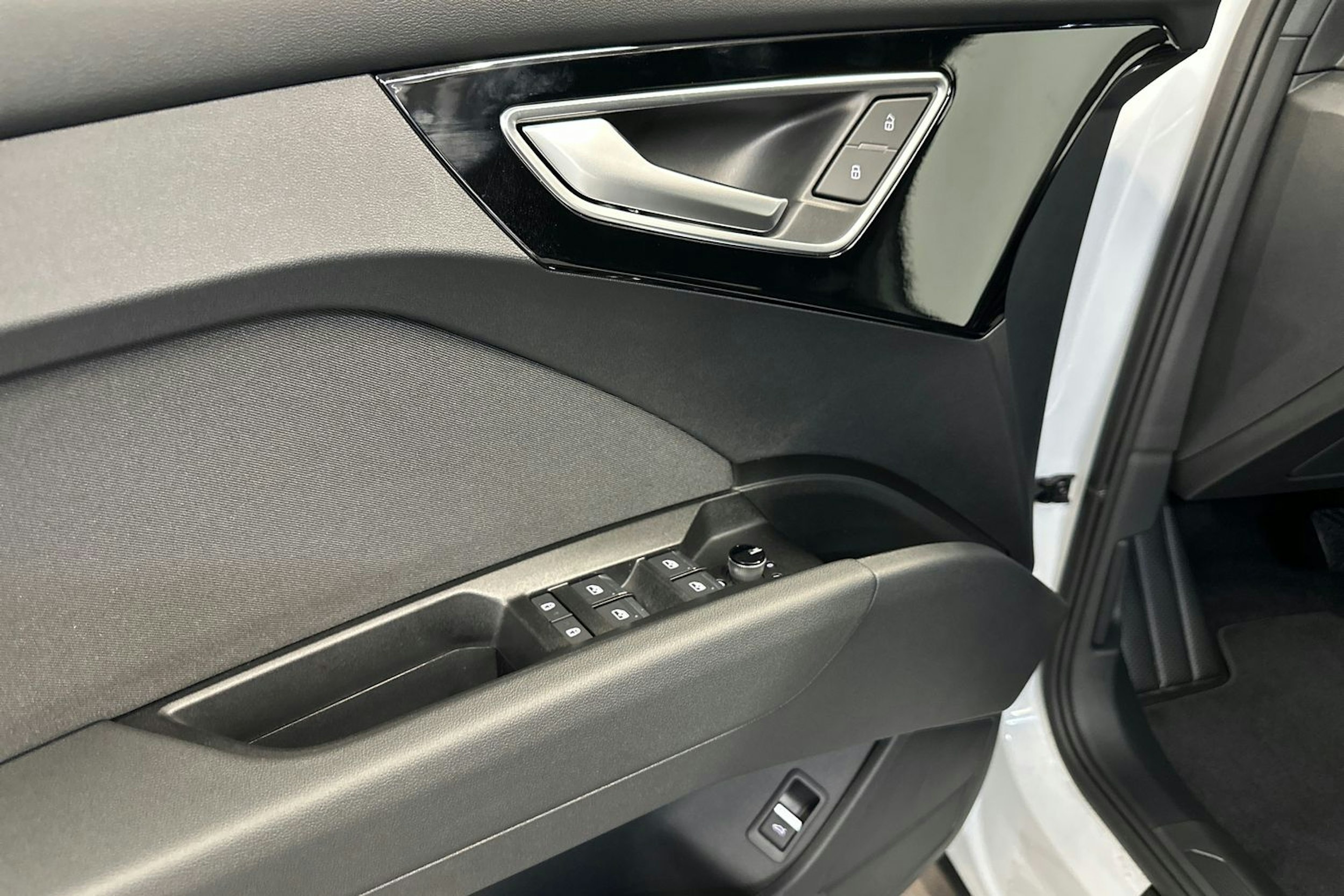 jäätikön valkoinen Audi Q4 e-tron 2026 kuva 19.