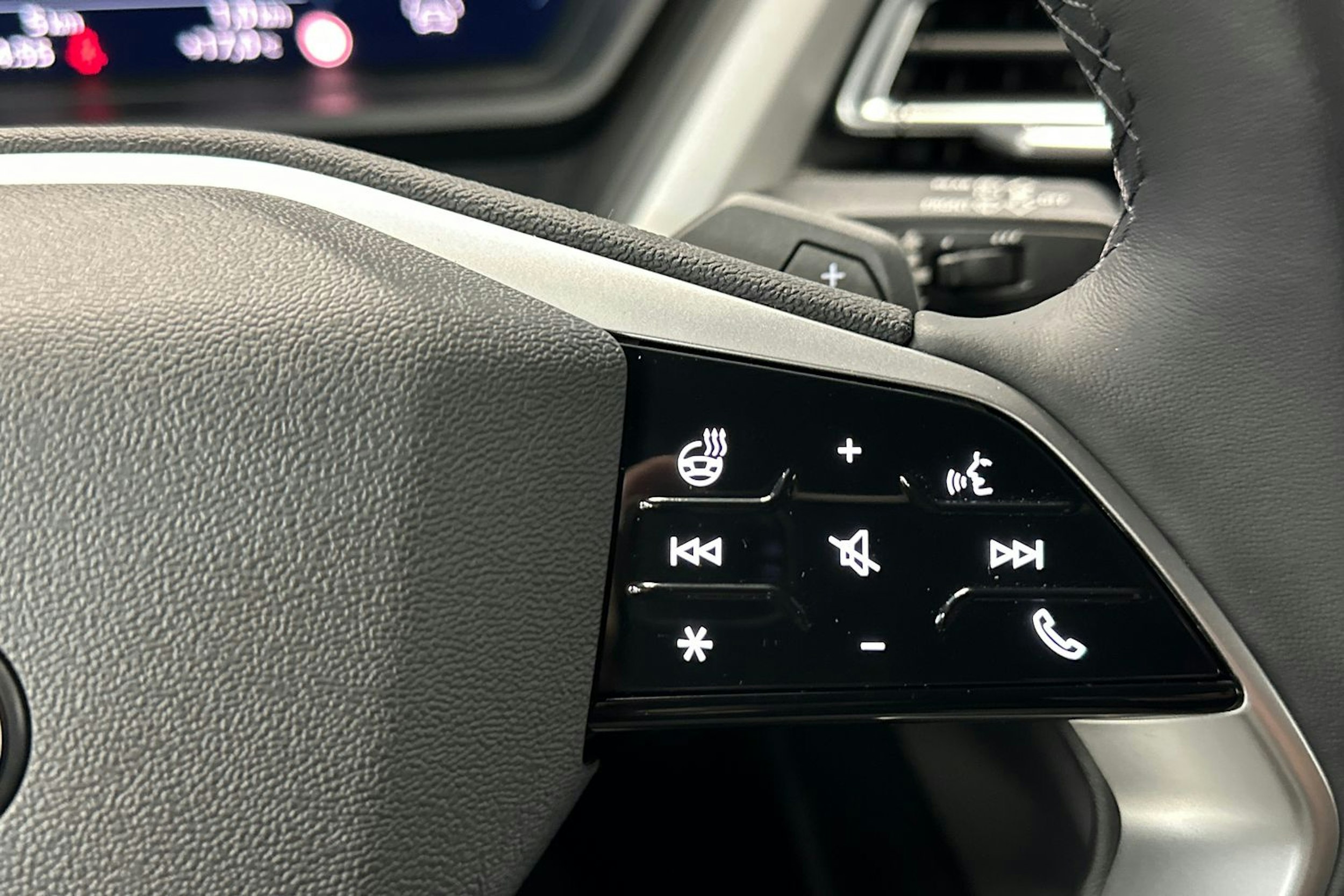 jäätikön valkoinen Audi Q4 e-tron 2026 kuva 22.