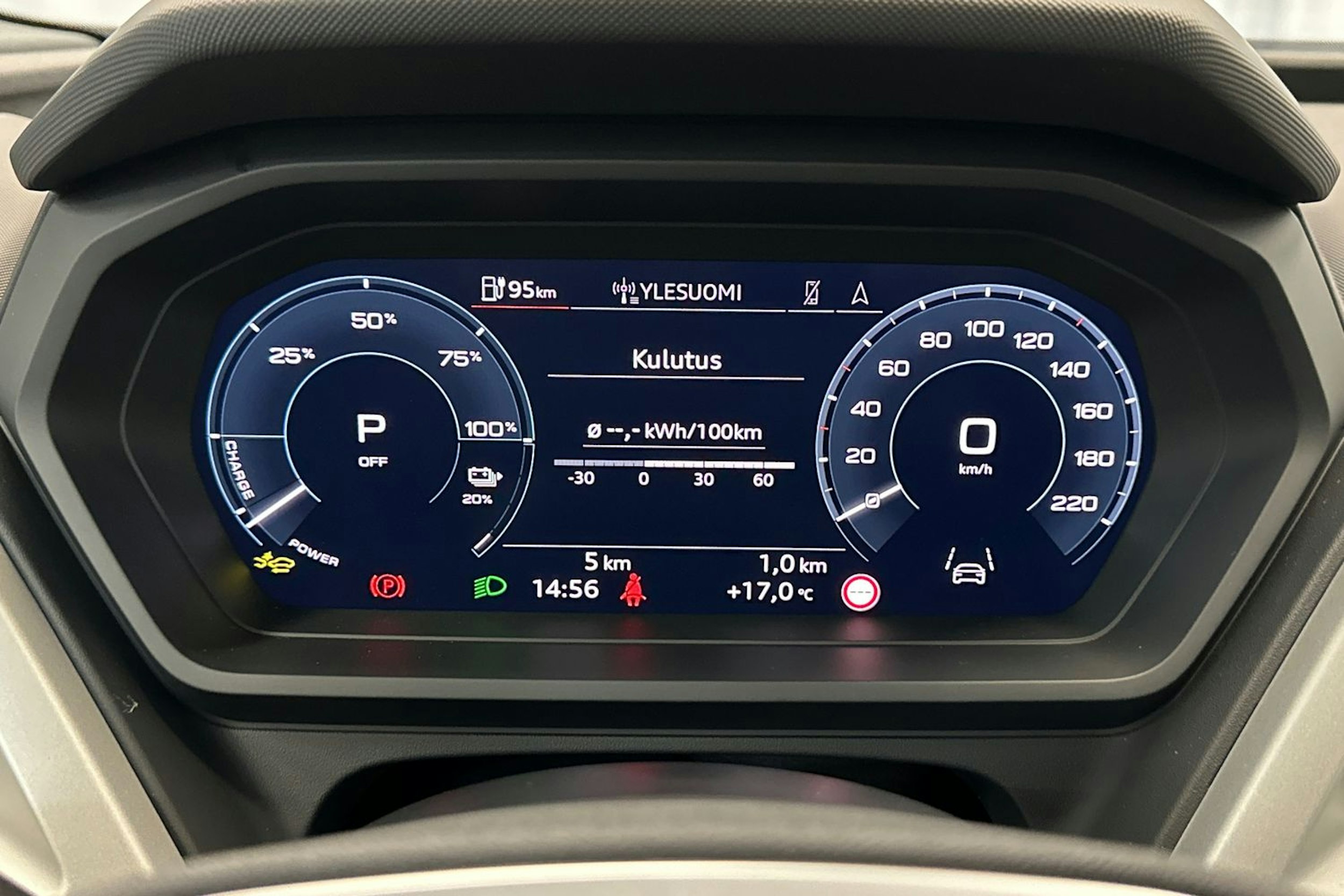 jäätikön valkoinen Audi Q4 e-tron 2026 kuva 23.