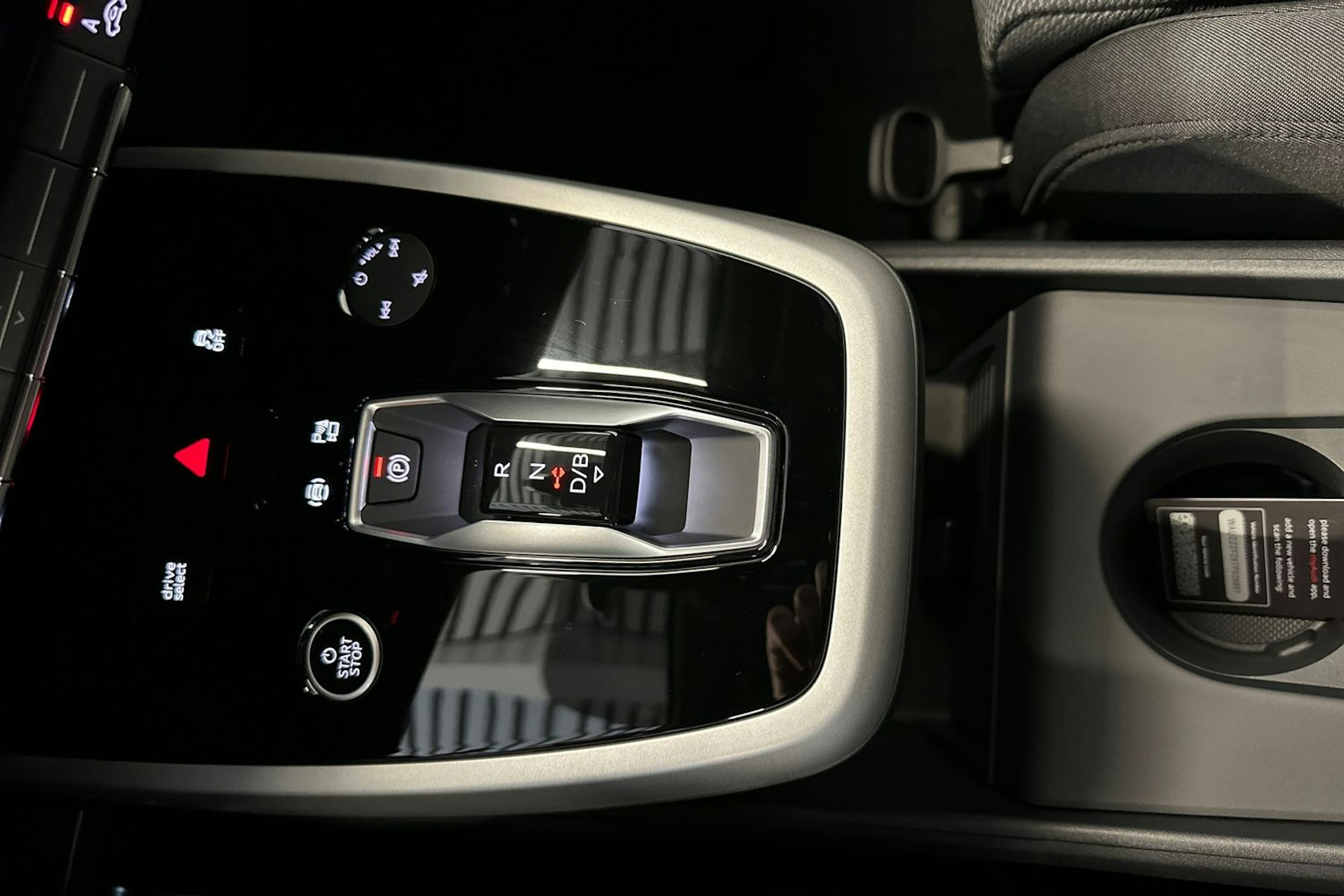 jäätikön valkoinen Audi Q4 e-tron 2026 kuva 30.