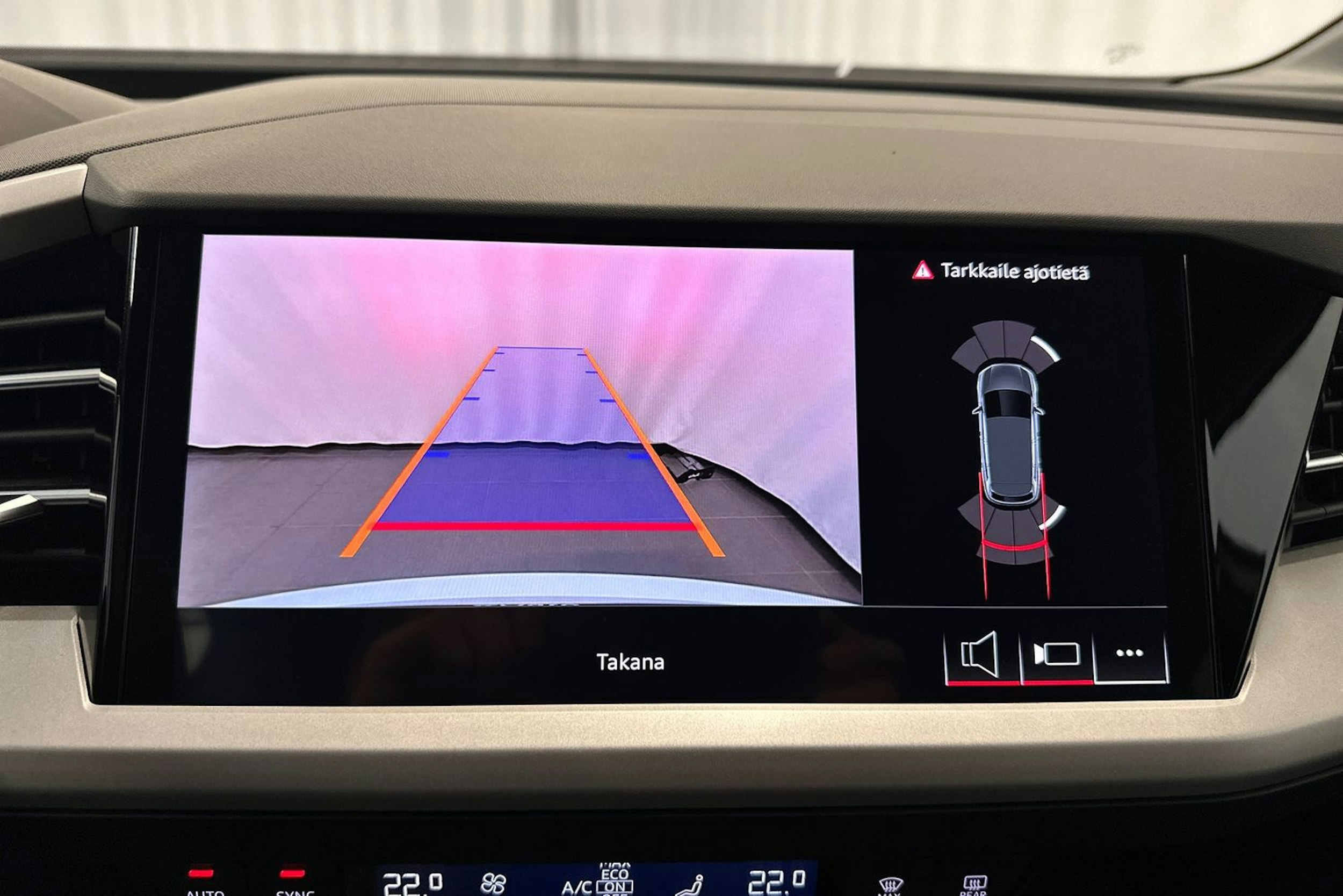 jäätikön valkoinen Audi Q4 e-tron 2026 kuva 31.