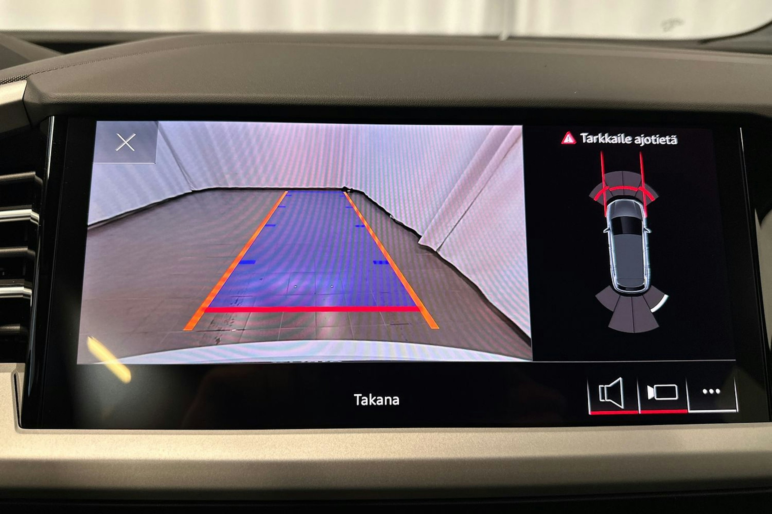 jäätikön valkoinen Audi Q4 e-tron 2026 kuva 32.