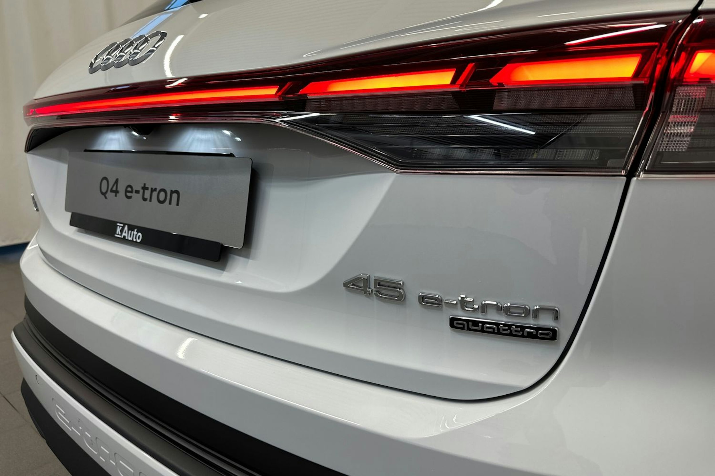 jäätikön valkoinen Audi Q4 e-tron 2026 kuva 33.