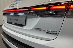 jäätikön valkoinen Audi Q4 e-tron 2026 kuva 33.