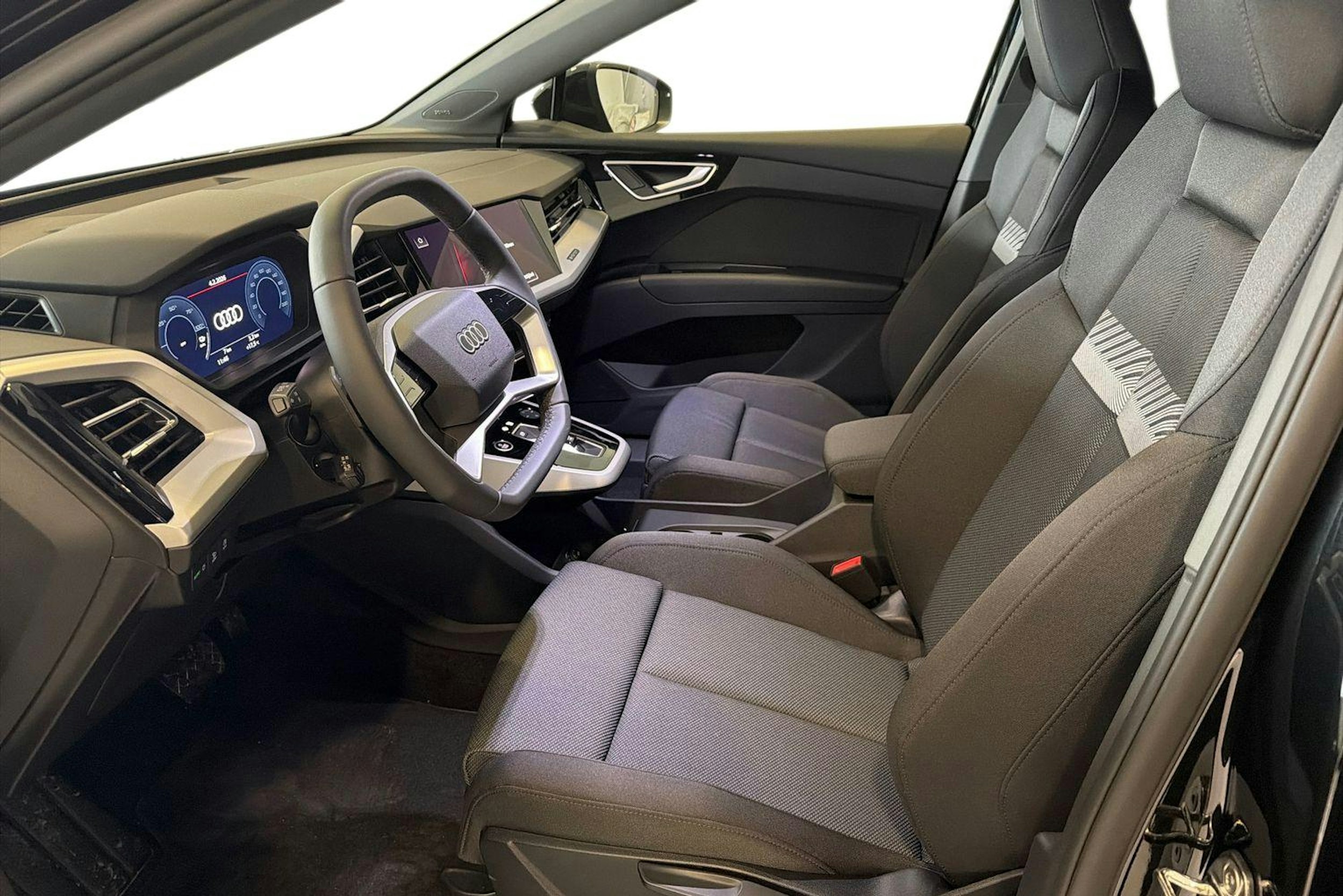 musta Audi Q4 e-tron 2026 kuva 6.