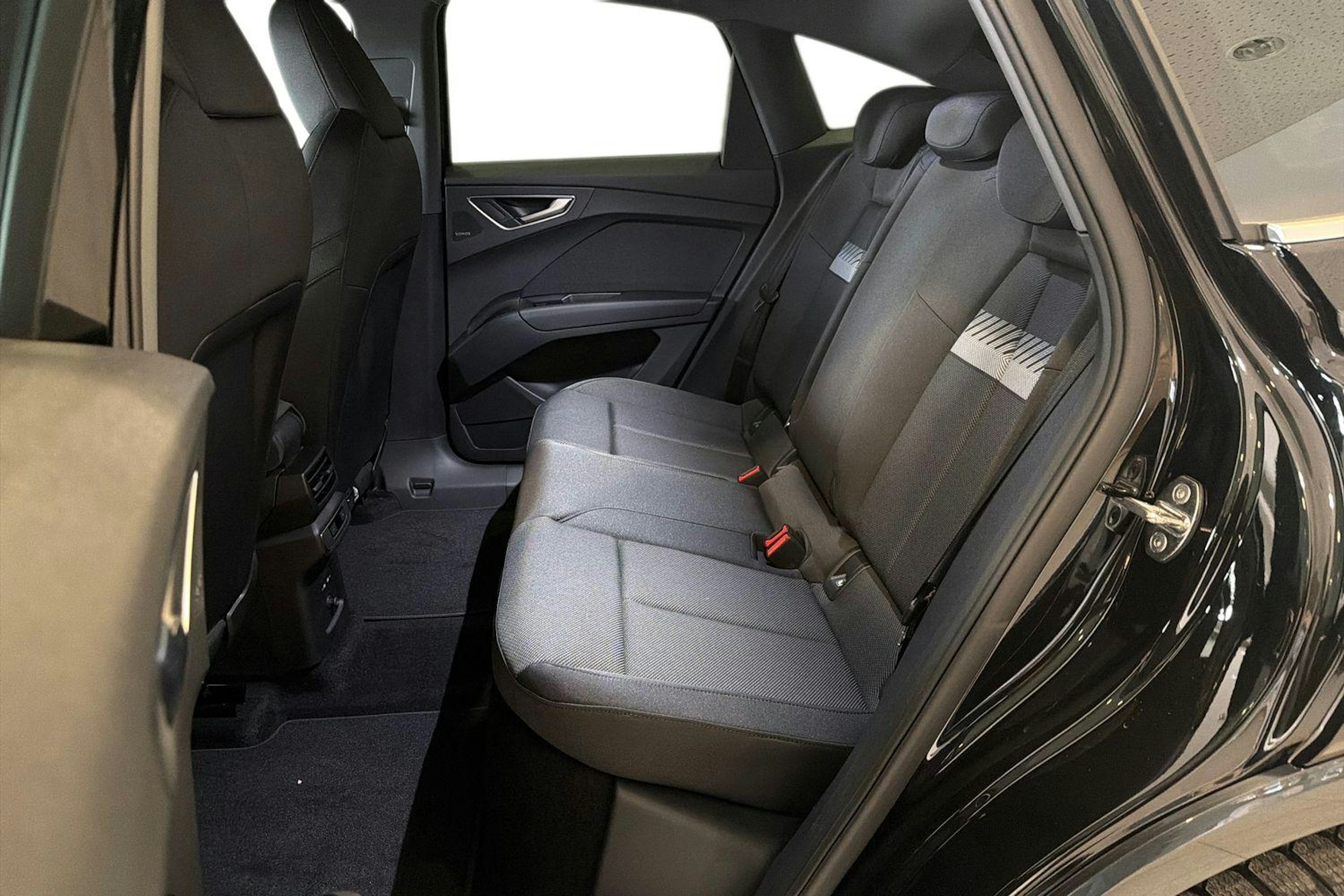 musta Audi Q4 e-tron 2026 kuva 8.