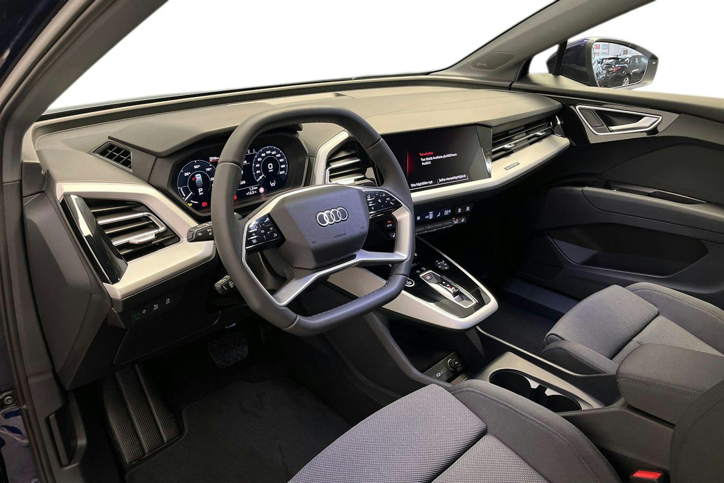 navarra sininen Audi Q4 e-tron 2026 kuva 6.