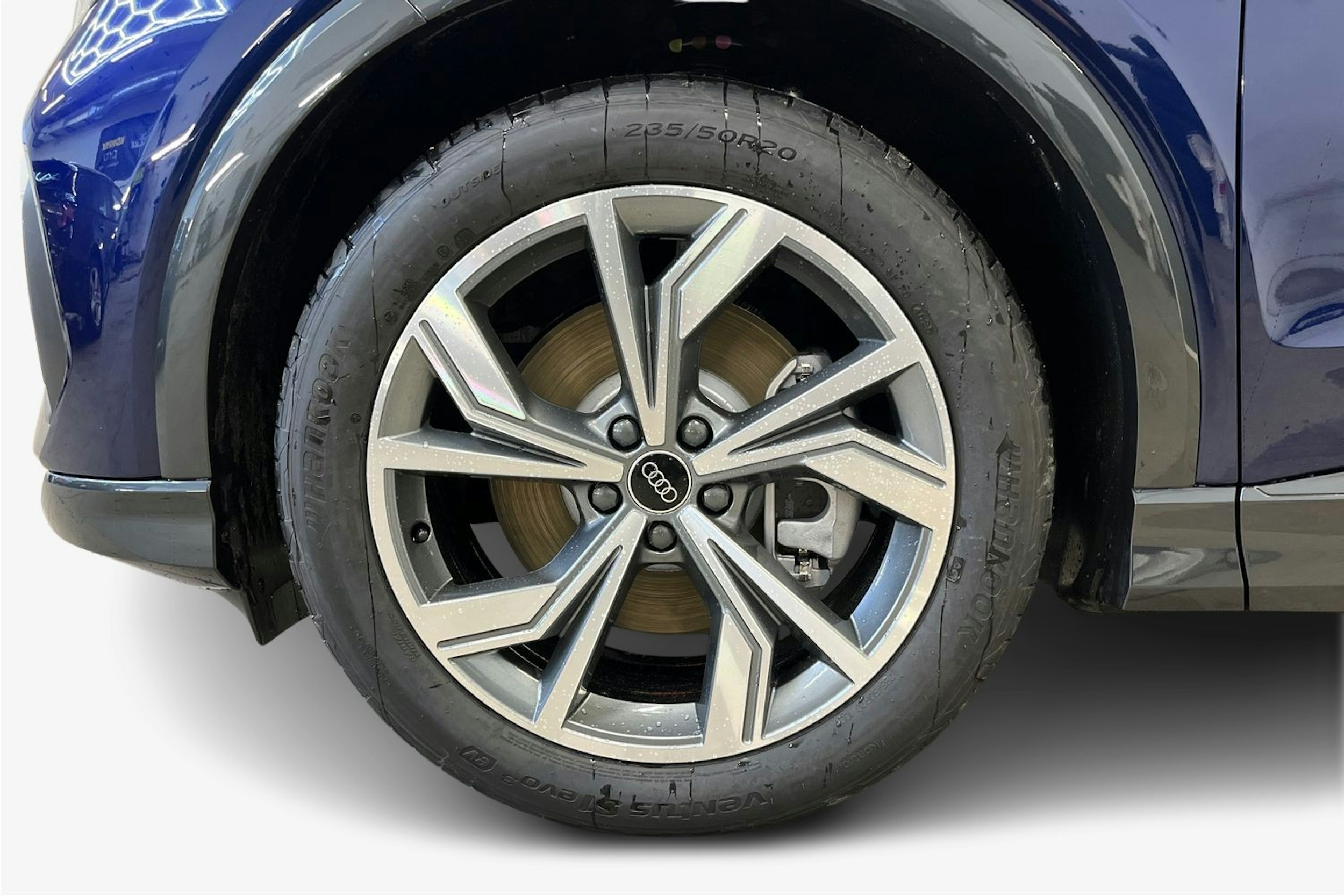 navarra sininen Audi Q4 e-tron 2026 kuva 9.