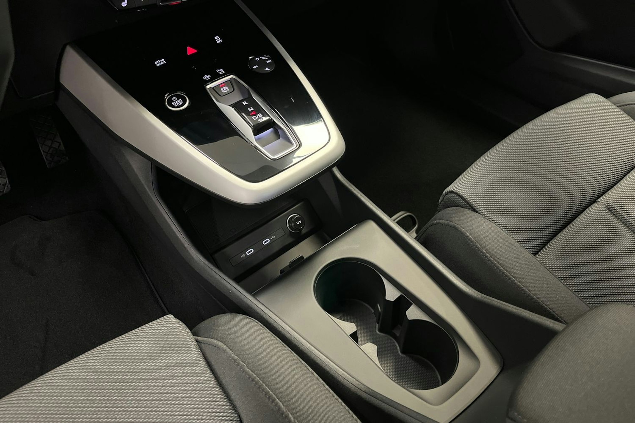 navarra sininen Audi Q4 e-tron 2026 kuva 15.