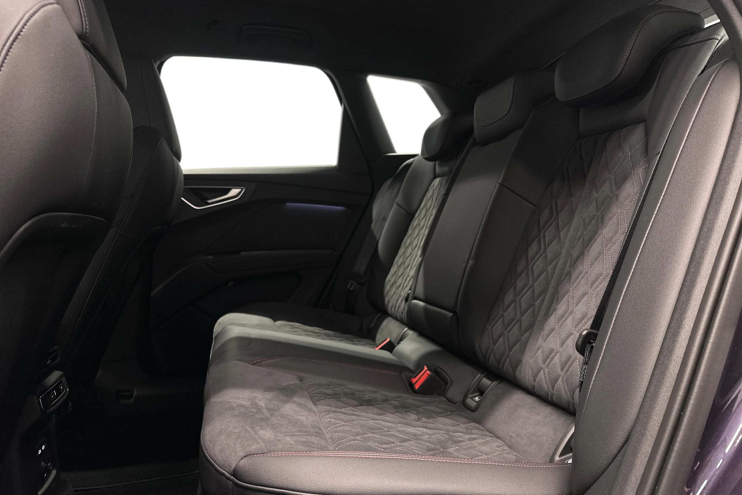 violetti Audi Q4 e-tron 2026 kuva 8.