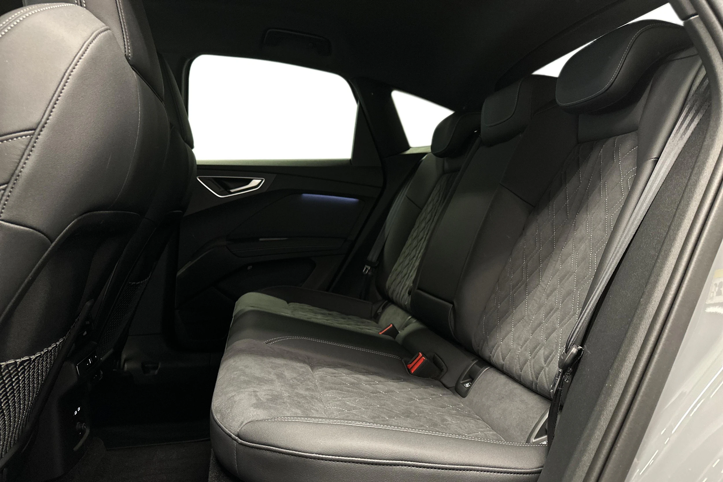 harmaa Audi Q4 e-tron 2026 kuva 11.