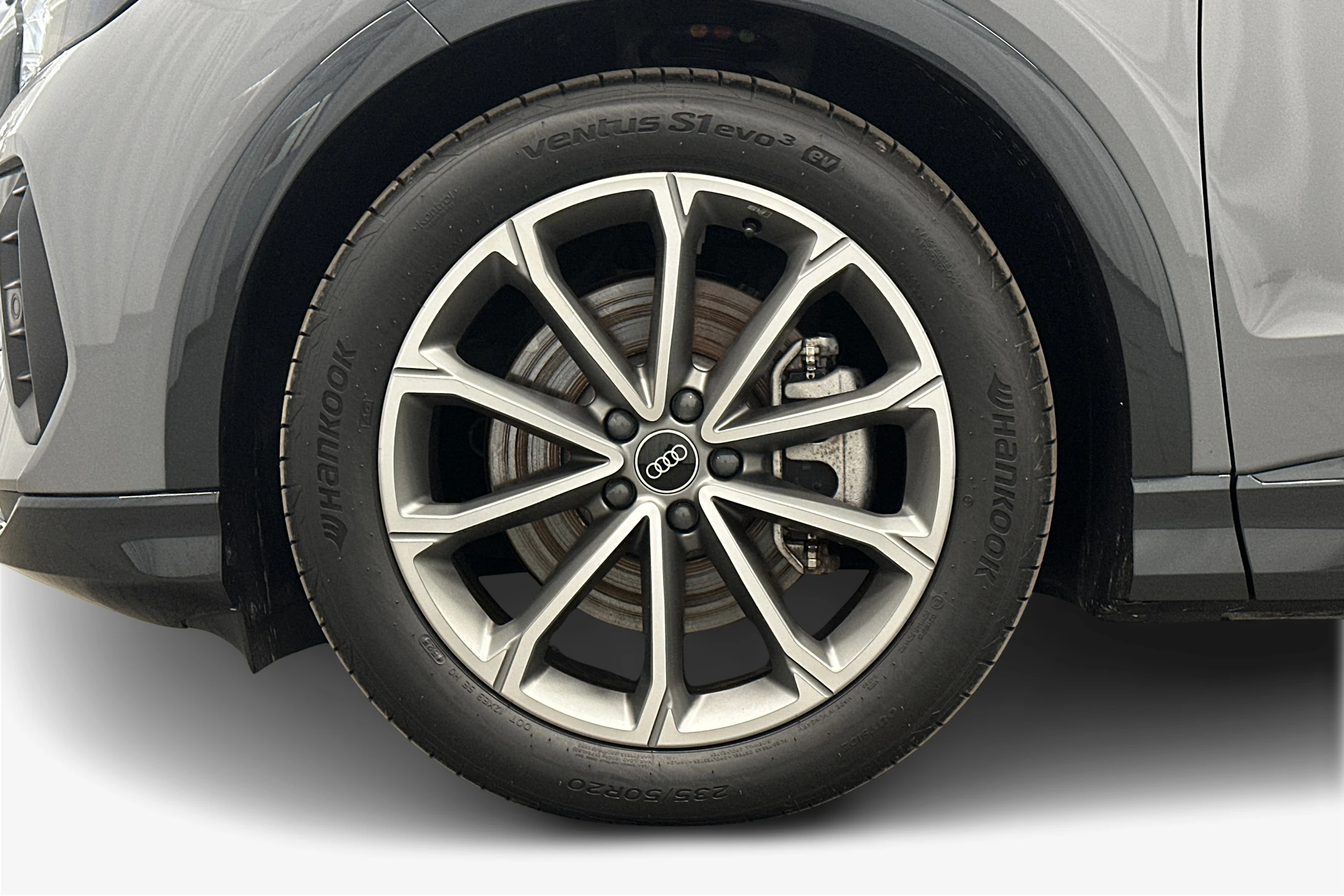 harmaa Audi Q4 e-tron 2026 kuva 12.