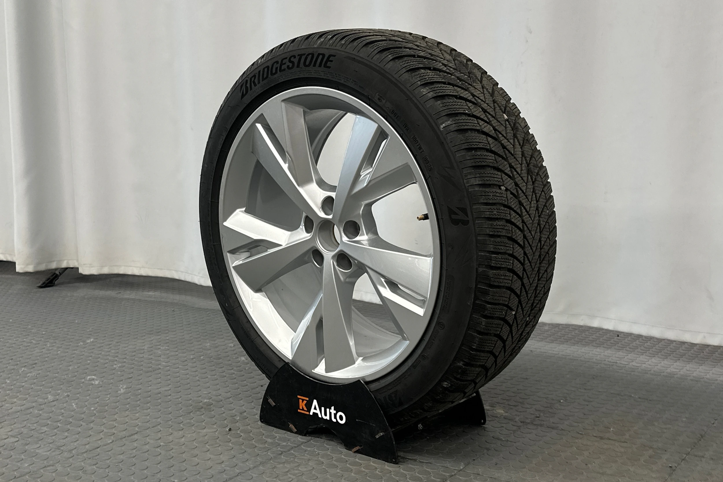 harmaa Audi Q4 e-tron 2026 kuva 13.