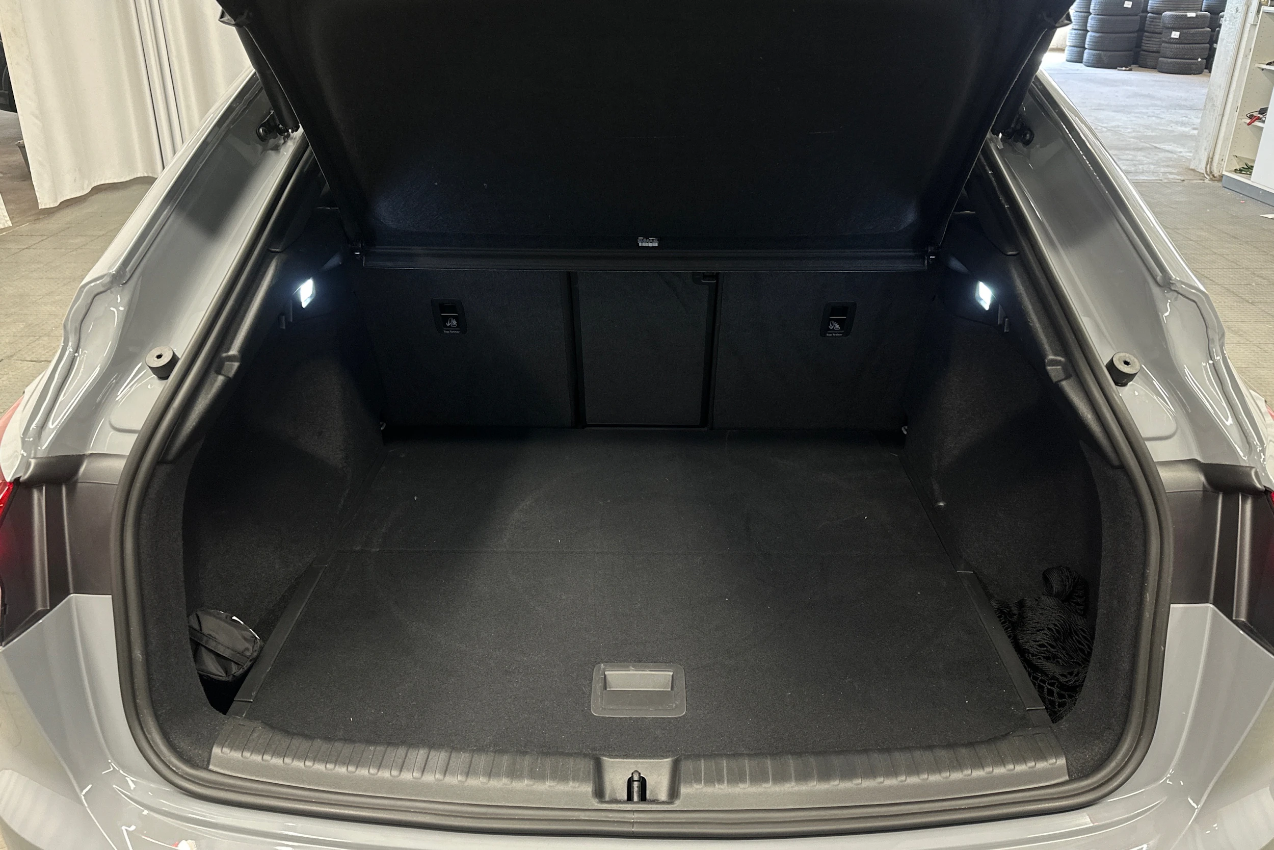 harmaa Audi Q4 e-tron 2026 kuva 15.