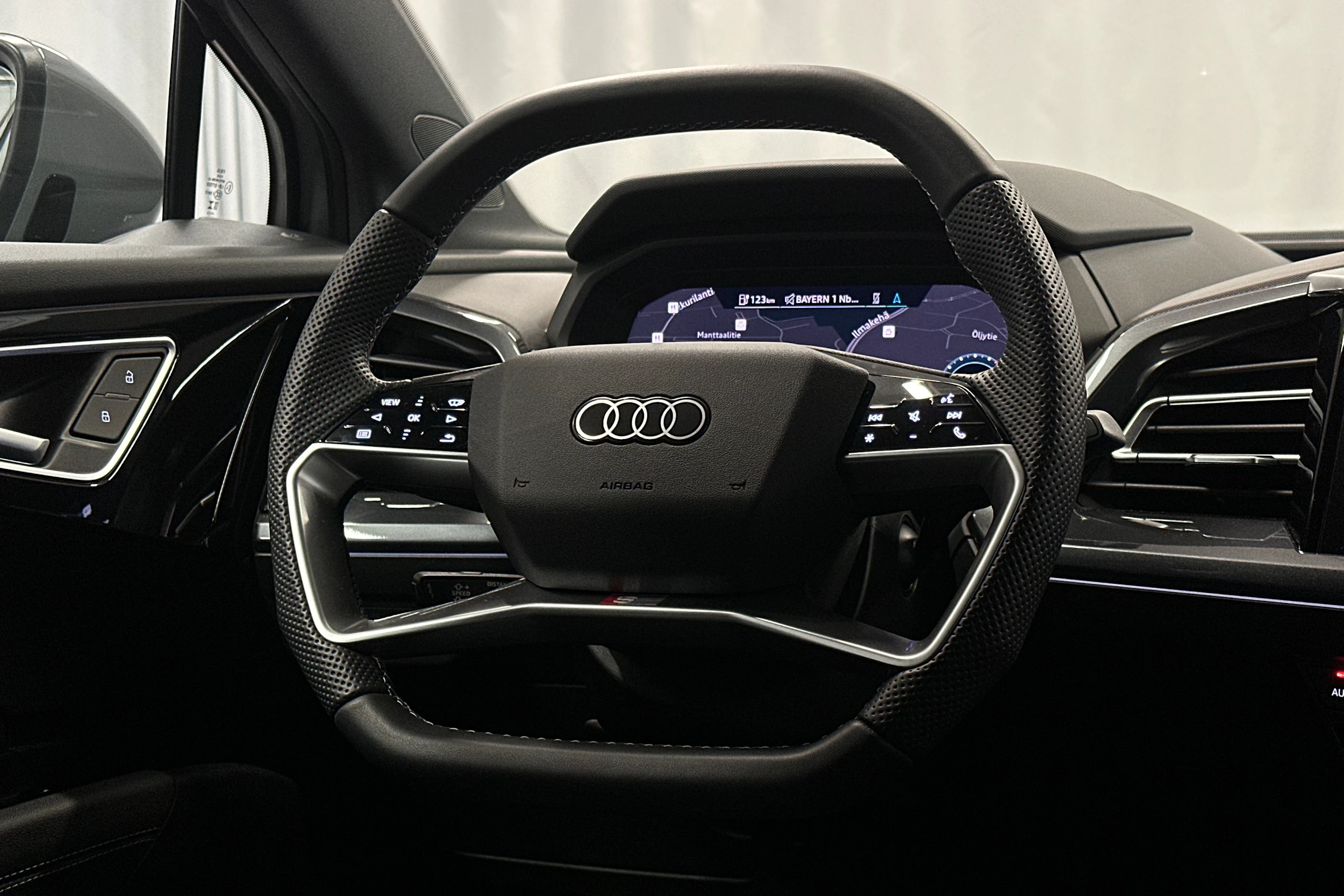 harmaa Audi Q4 e-tron 2026 kuva 19.