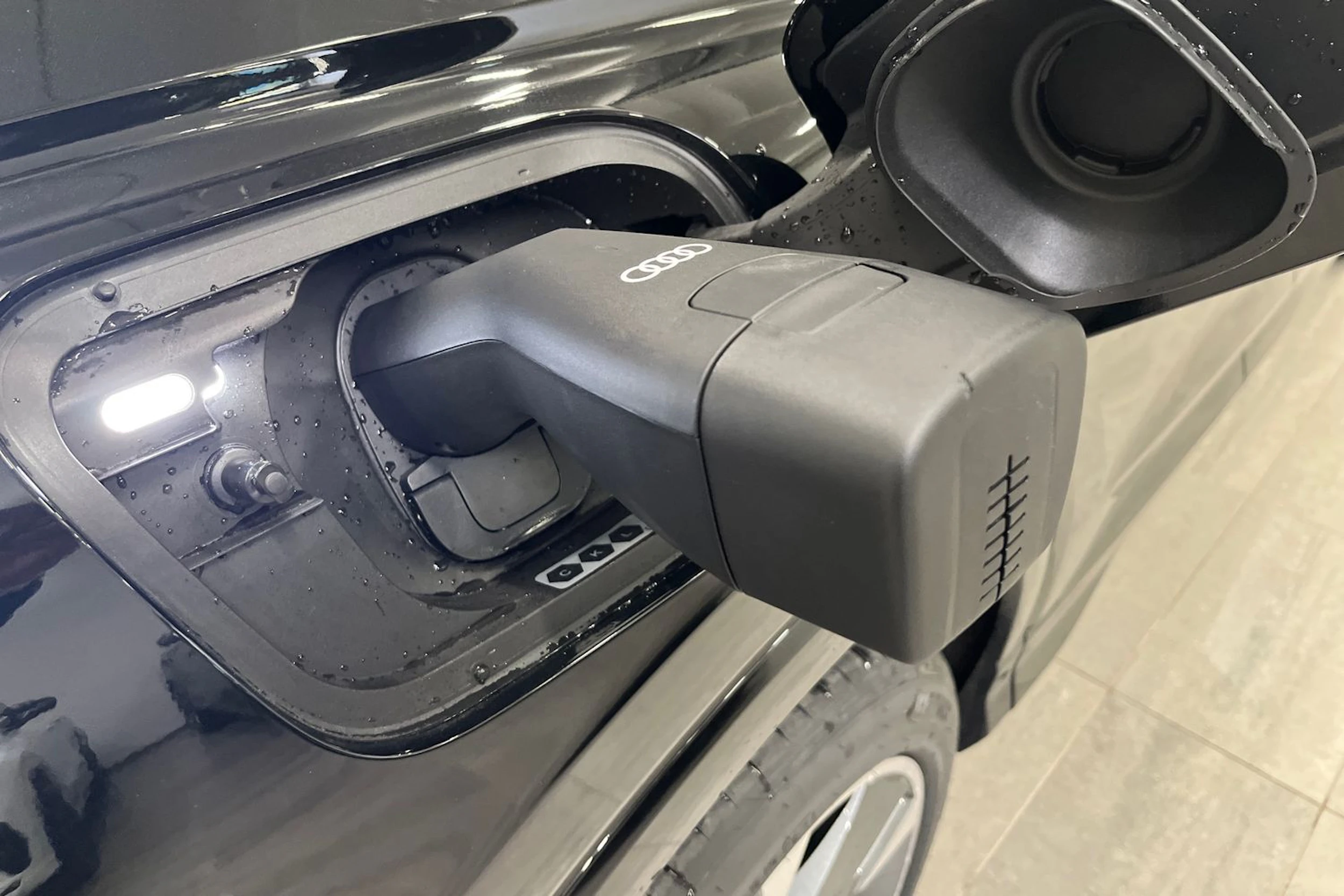 met. musta Audi Q4 e-tron 2026 kuva 14.