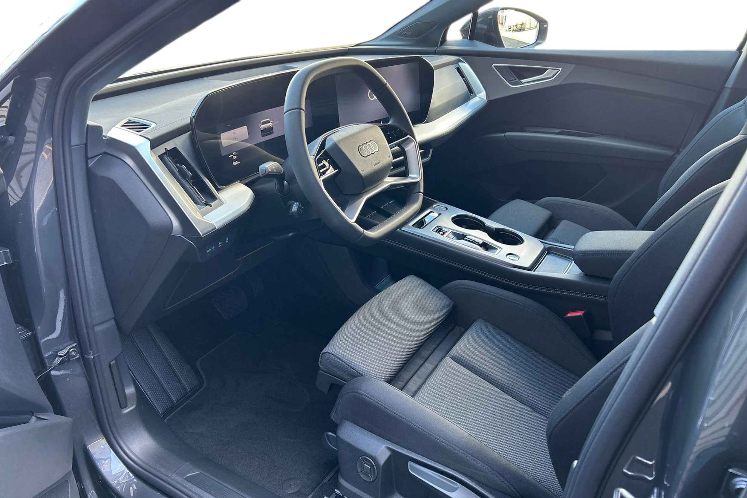 harmaa Audi Q4 e-tron 2026 kuva 6.