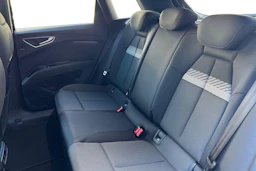 harmaa Audi Q4 e-tron 2026 kuva 8.