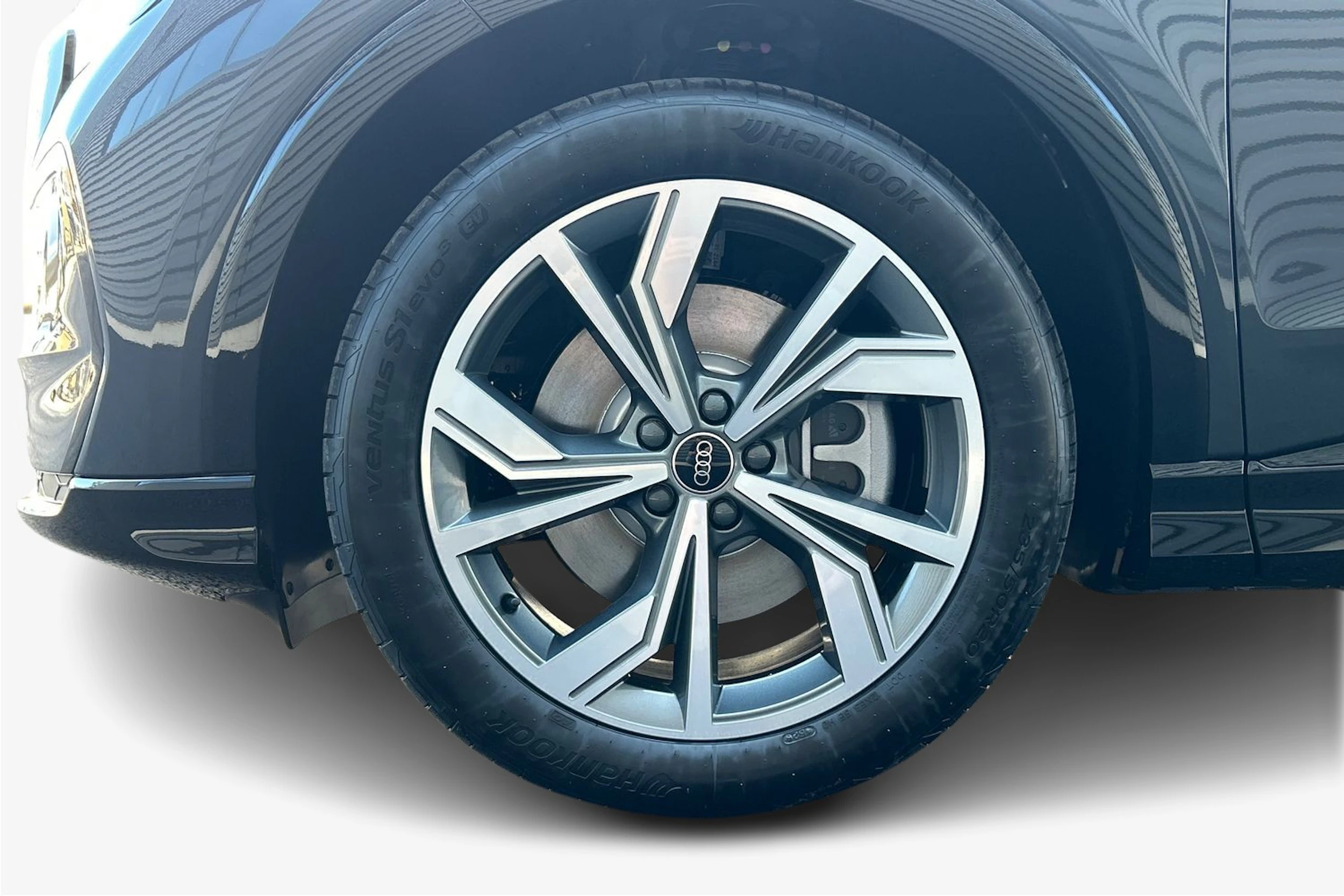 harmaa Audi Q4 e-tron 2026 kuva 9.