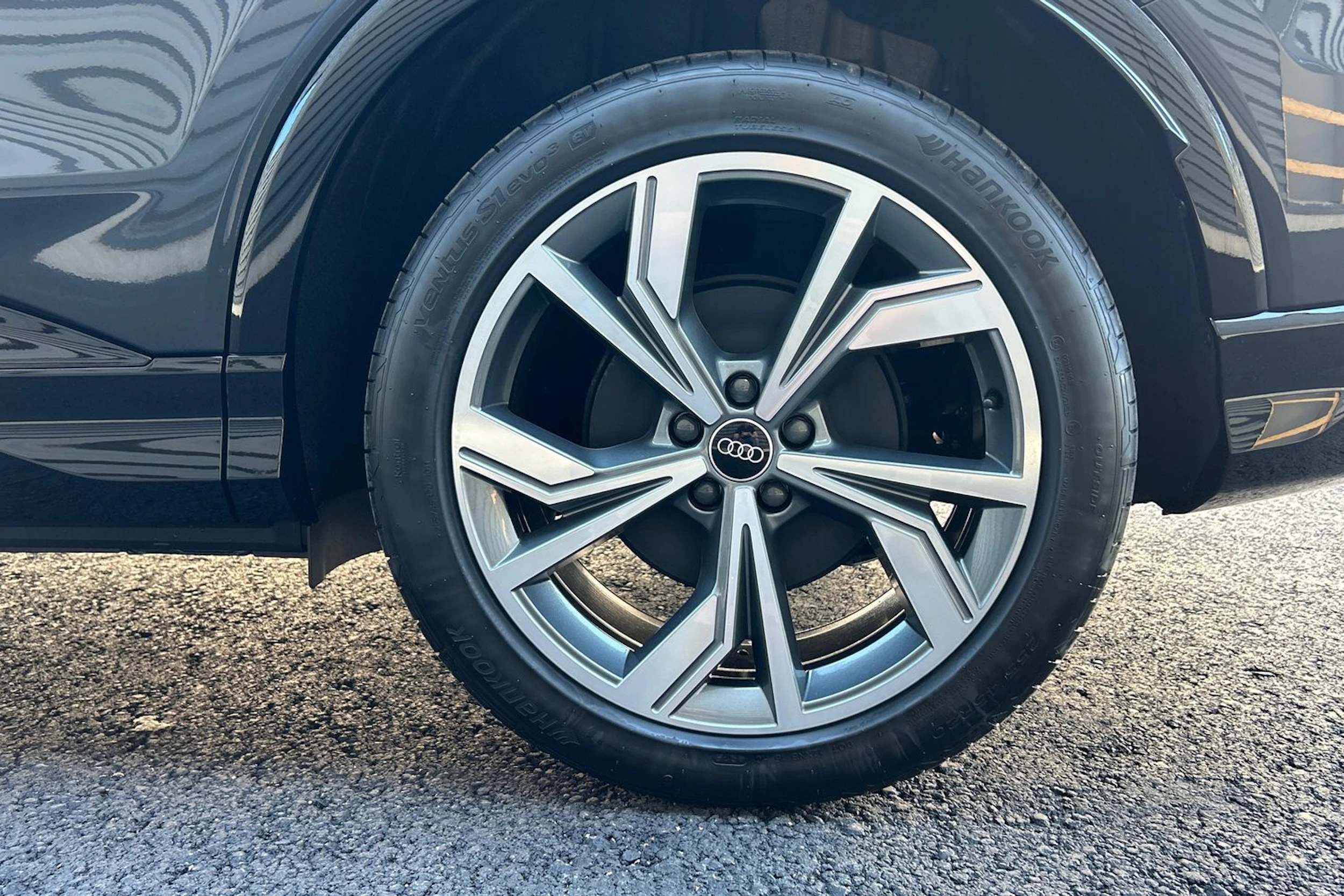 harmaa Audi Q4 e-tron 2026 kuva 10.