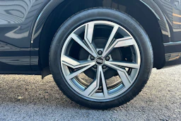 harmaa Audi Q4 e-tron 2026 kuva 10.