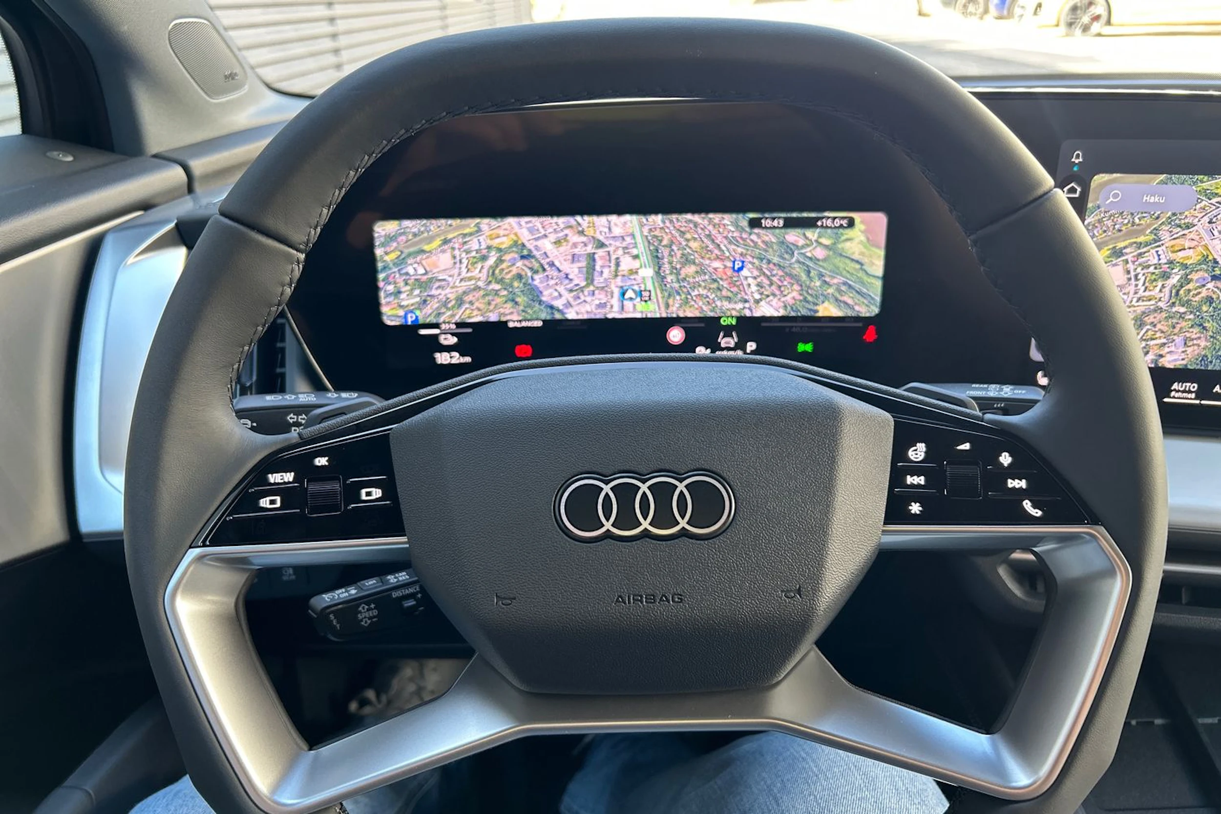 harmaa Audi Q4 e-tron 2026 kuva 11.