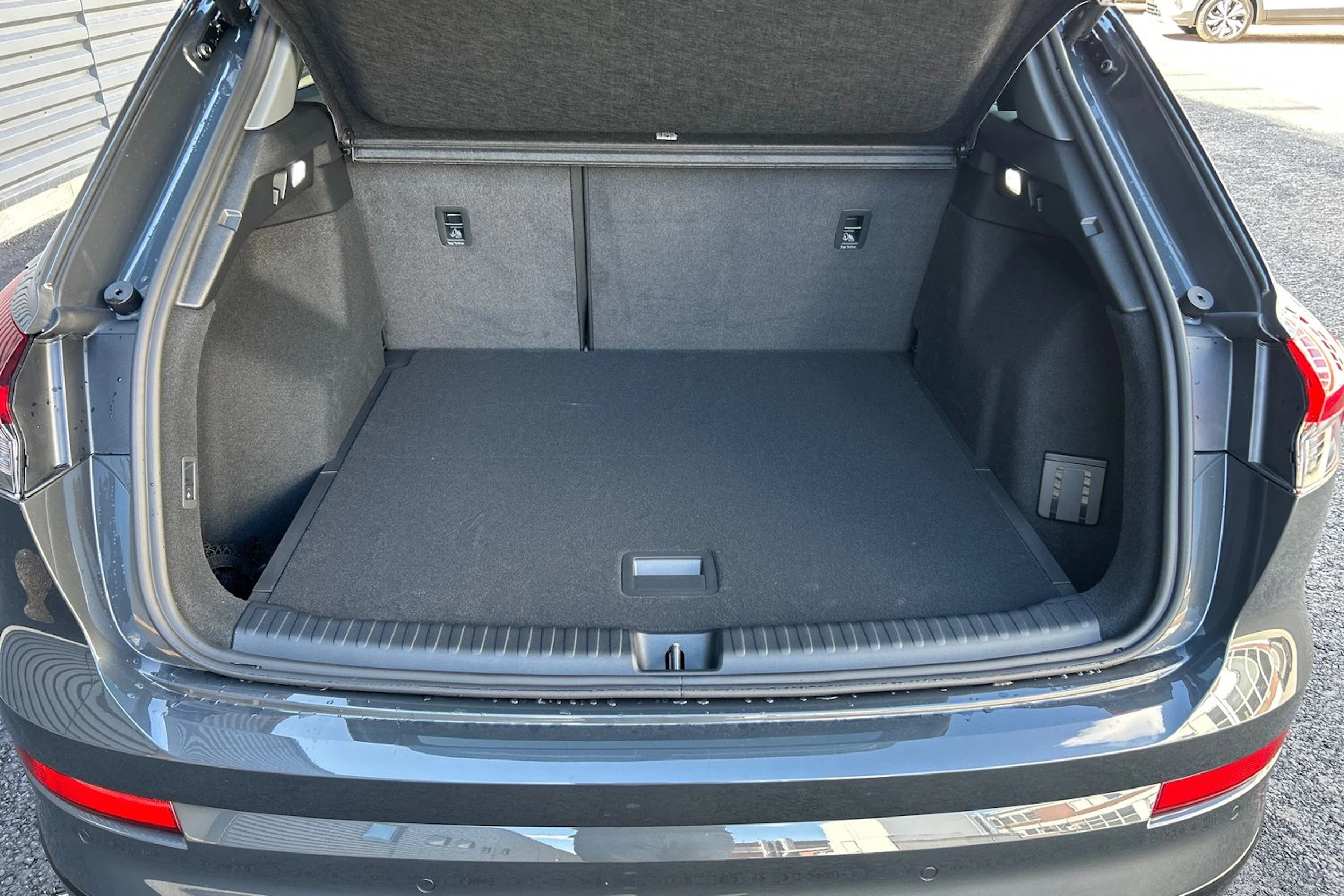 harmaa Audi Q4 e-tron 2026 kuva 15.