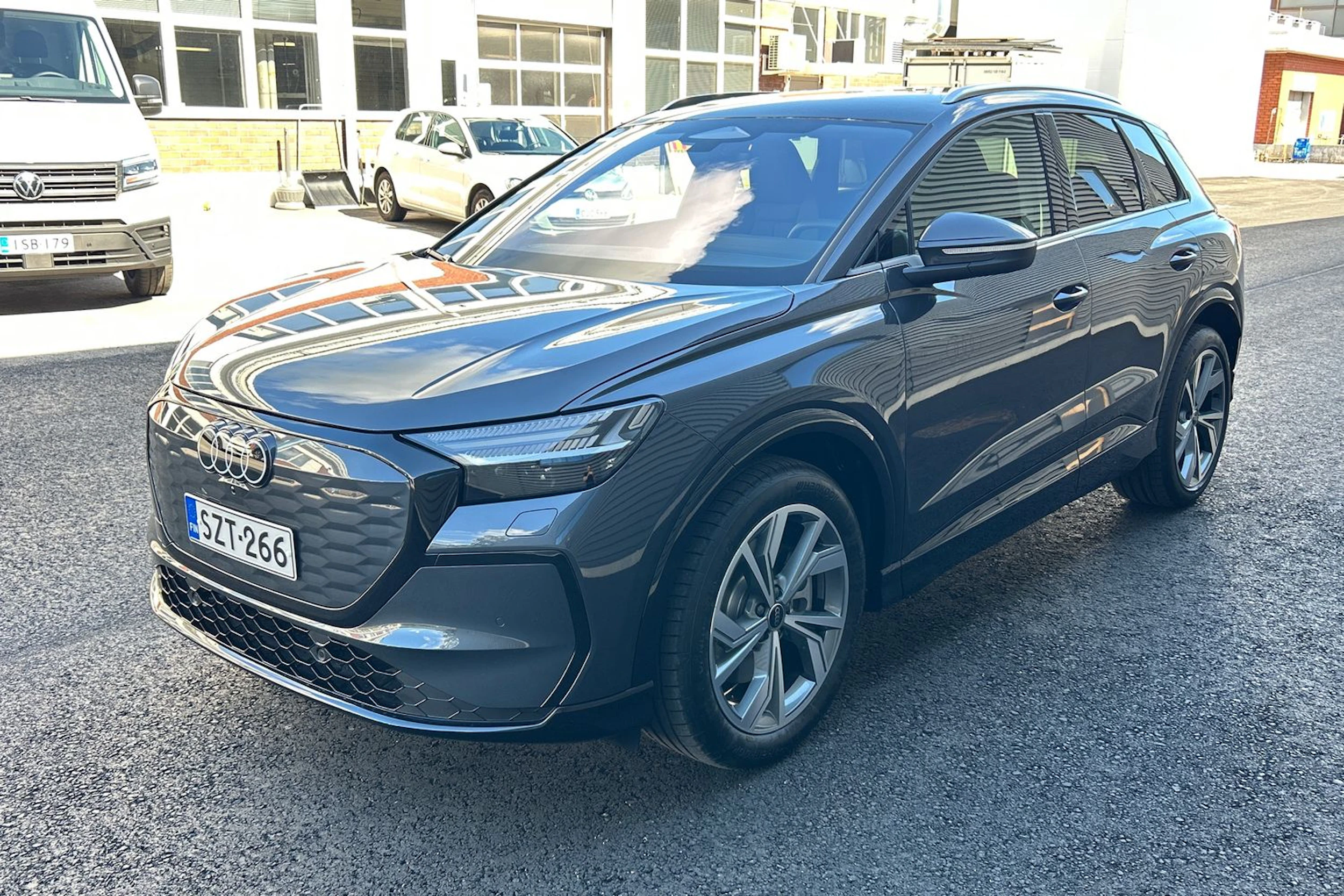 harmaa Audi Q4 e-tron 2026 kuva 21.