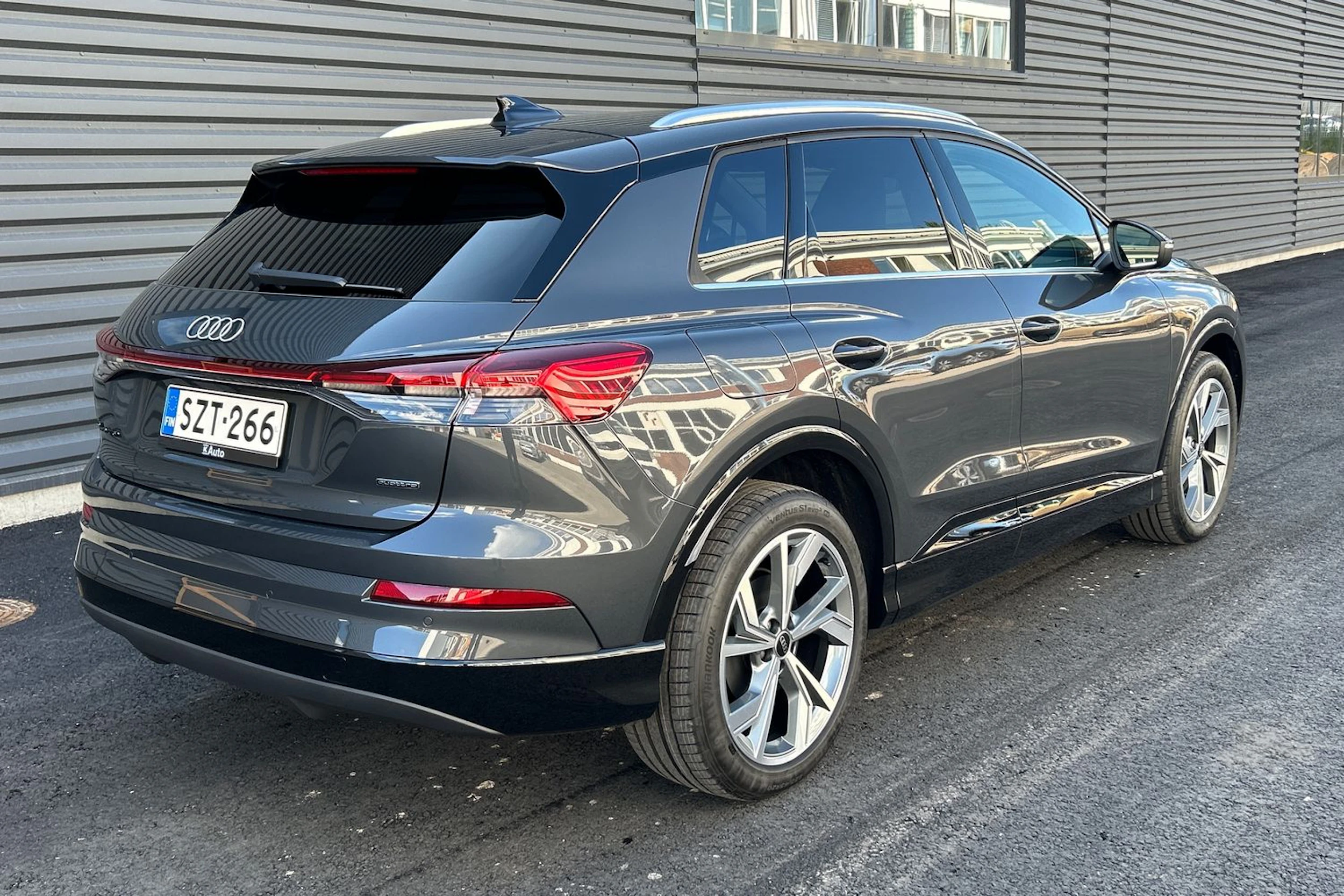 harmaa Audi Q4 e-tron 2026 kuva 22.