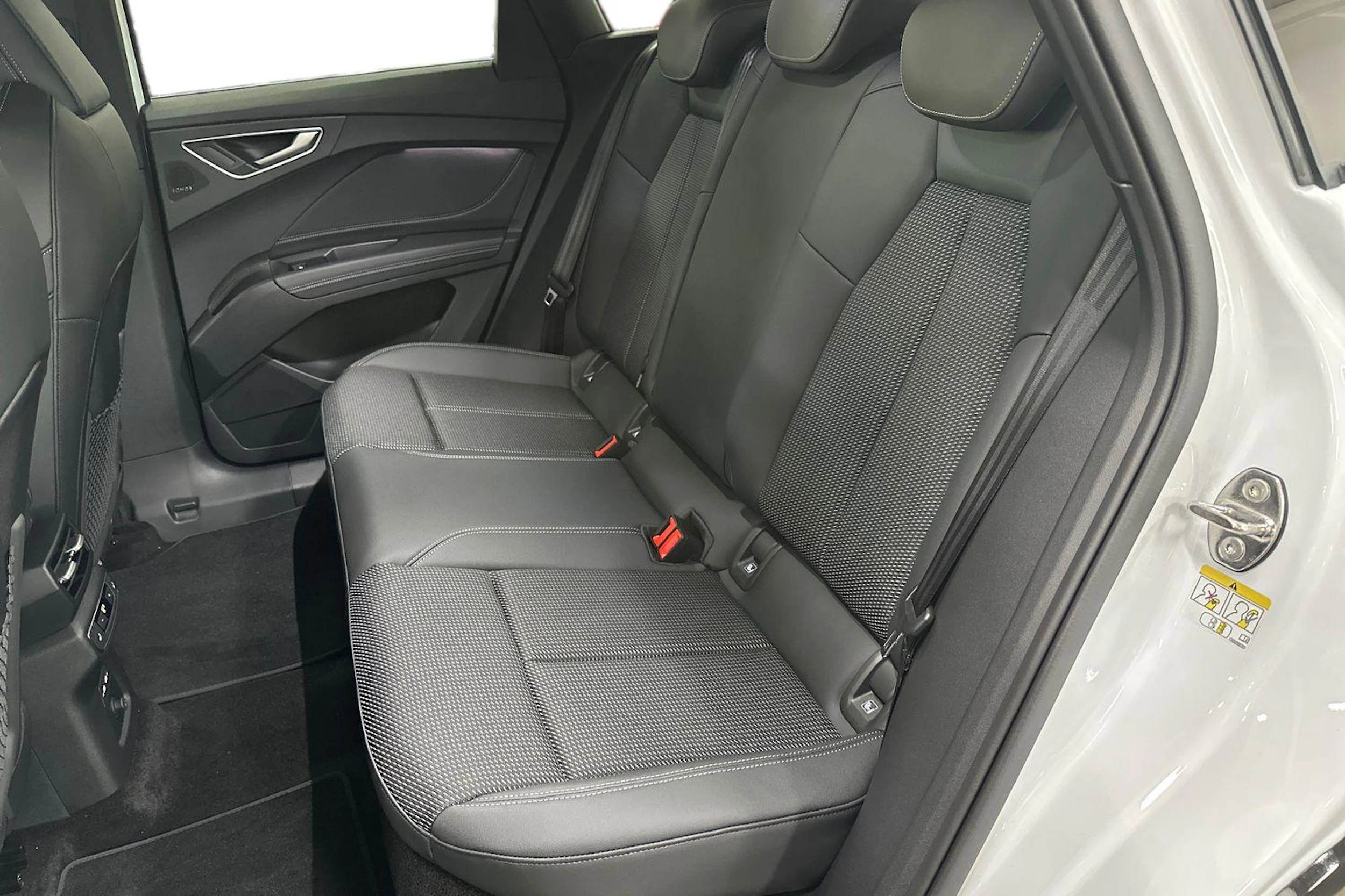 met. valkoinen Audi Q4 e-tron 2026 kuva 8.