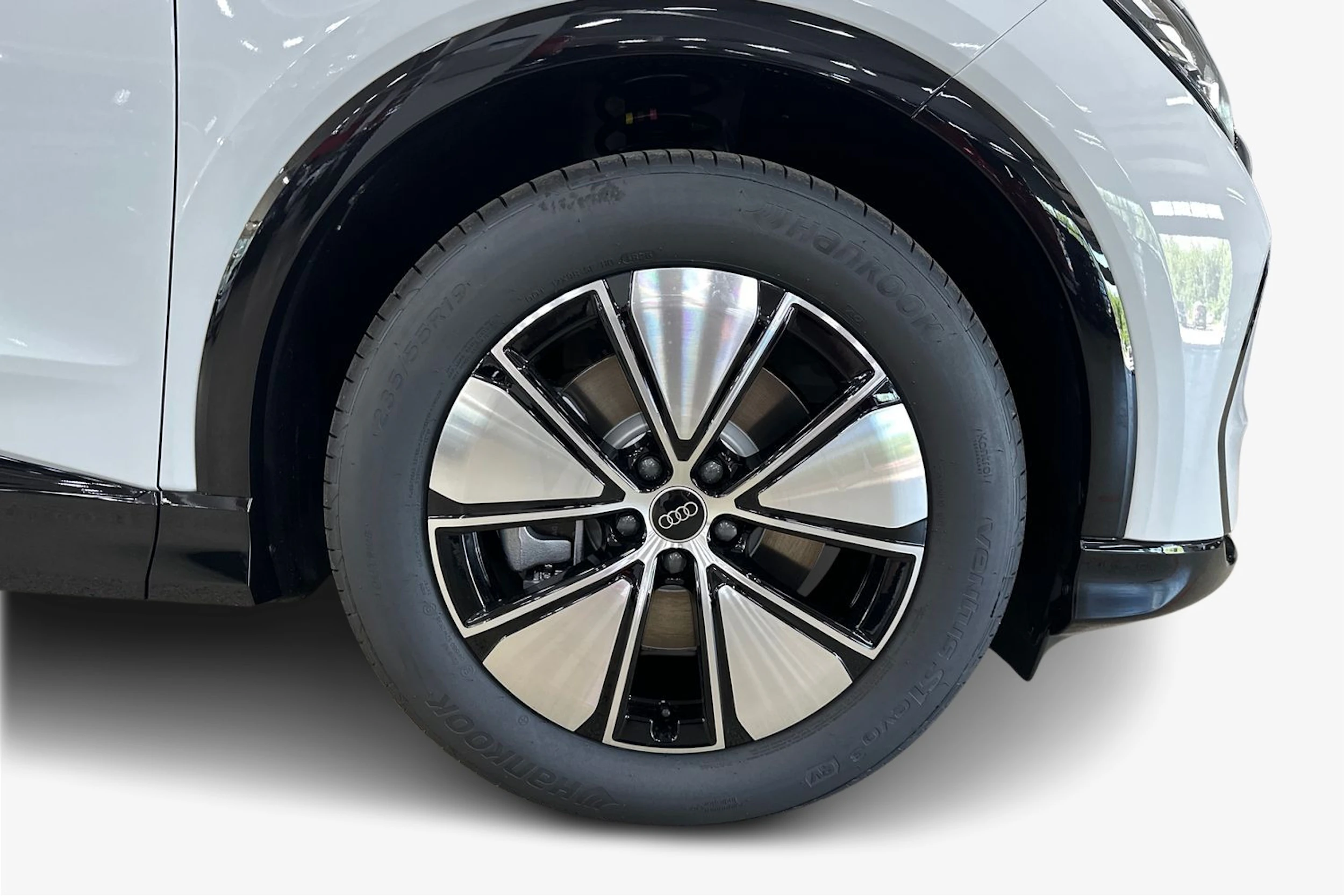 met. valkoinen Audi Q4 e-tron 2026 kuva 9.