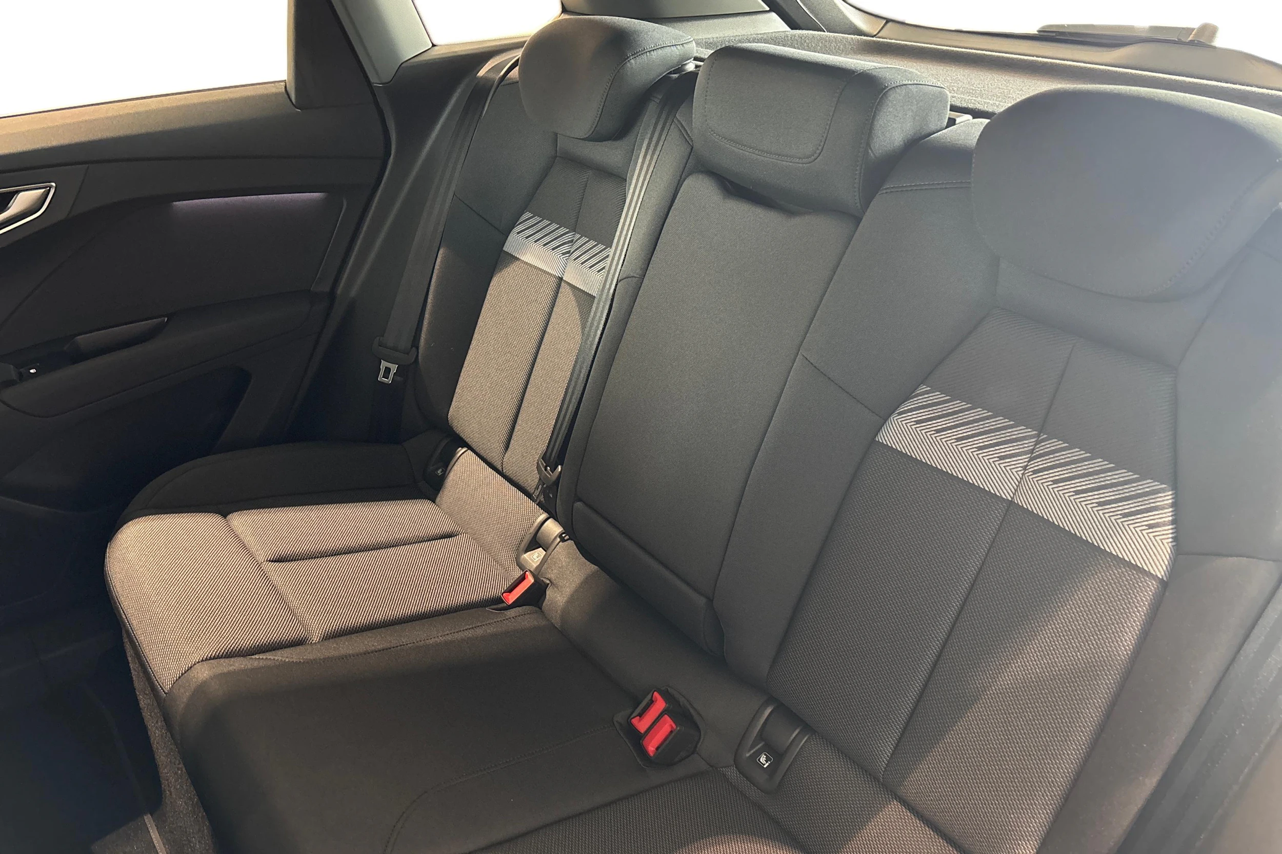 sininen Audi Q4 e-tron 2026 kuva 8.