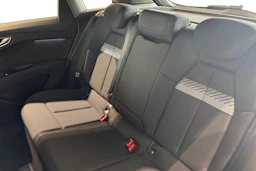 sininen Audi Q4 e-tron 2026 kuva 8.