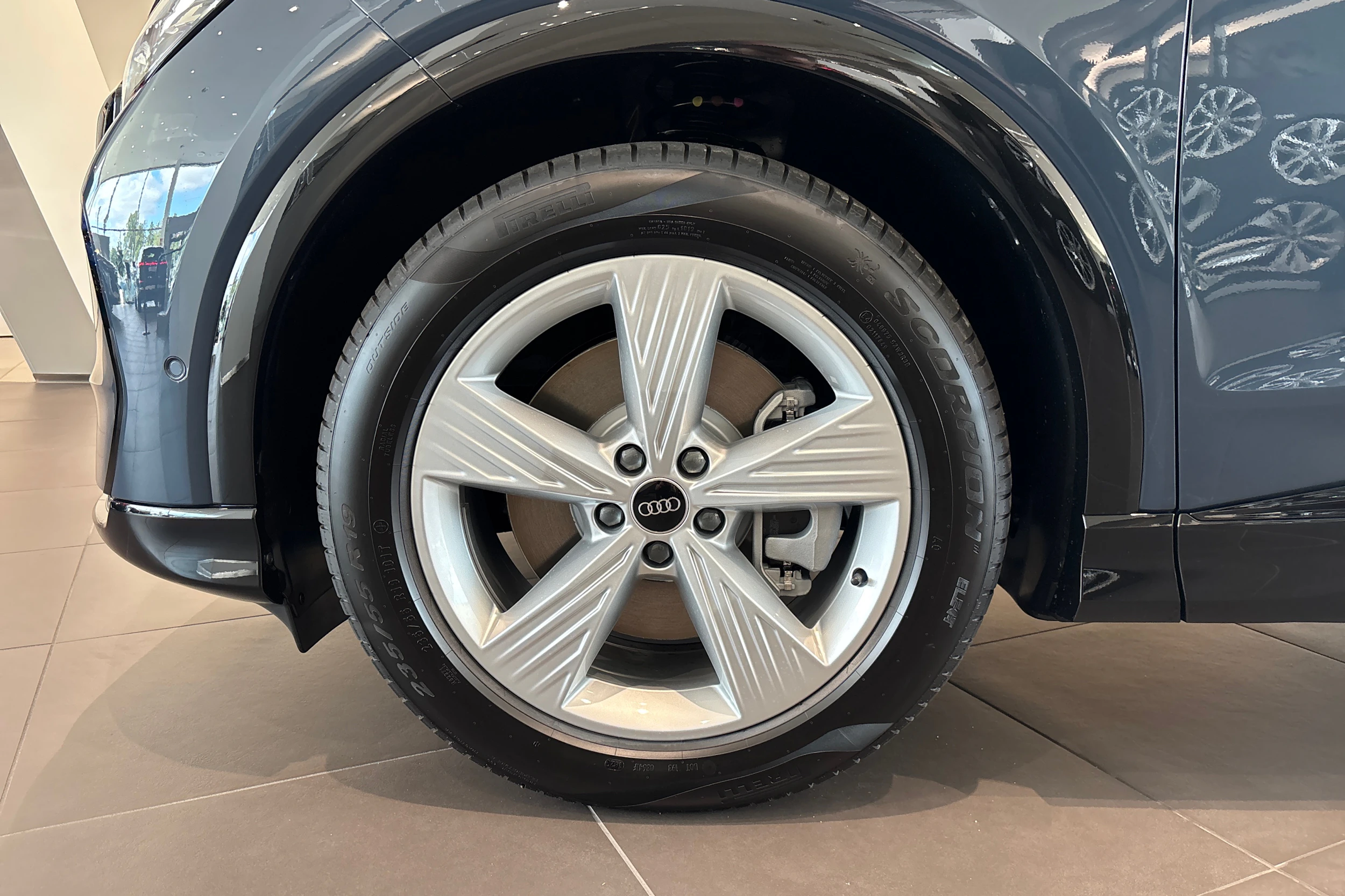 sininen Audi Q4 e-tron 2026 kuva 10.