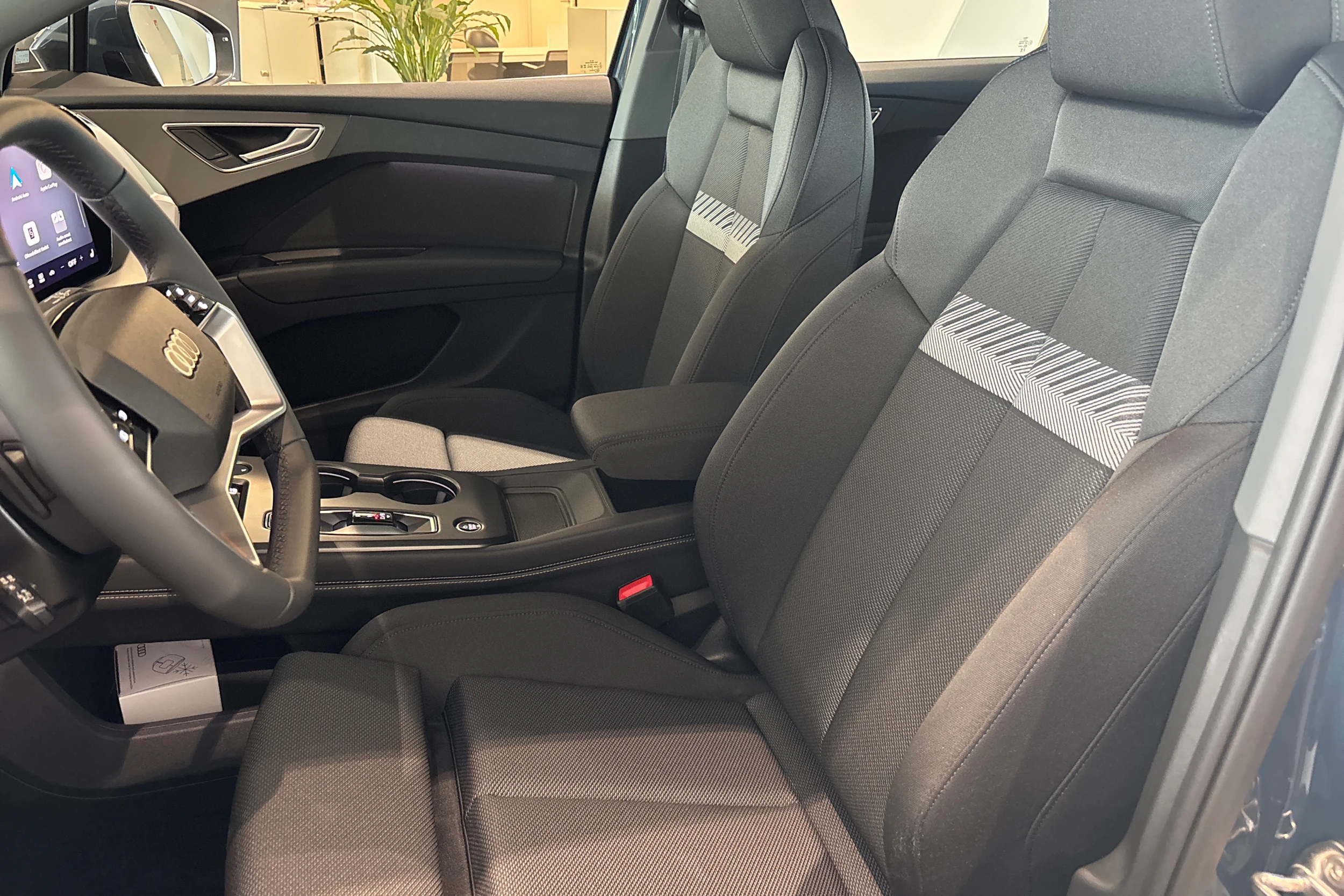 sininen Audi Q4 e-tron 2026 kuva 11.
