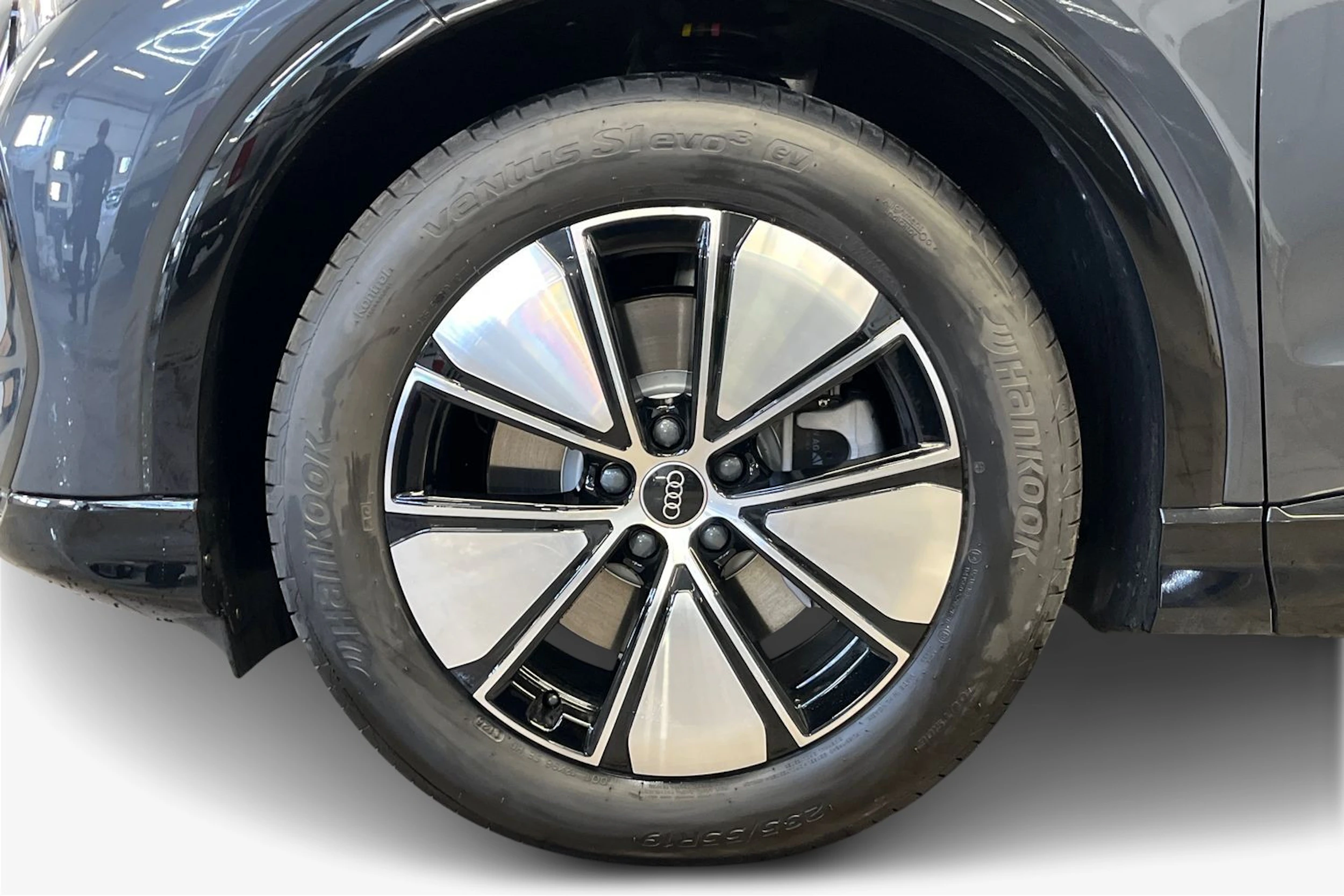 tambora harmaa Audi Q4 e-tron 2026 kuva 9.