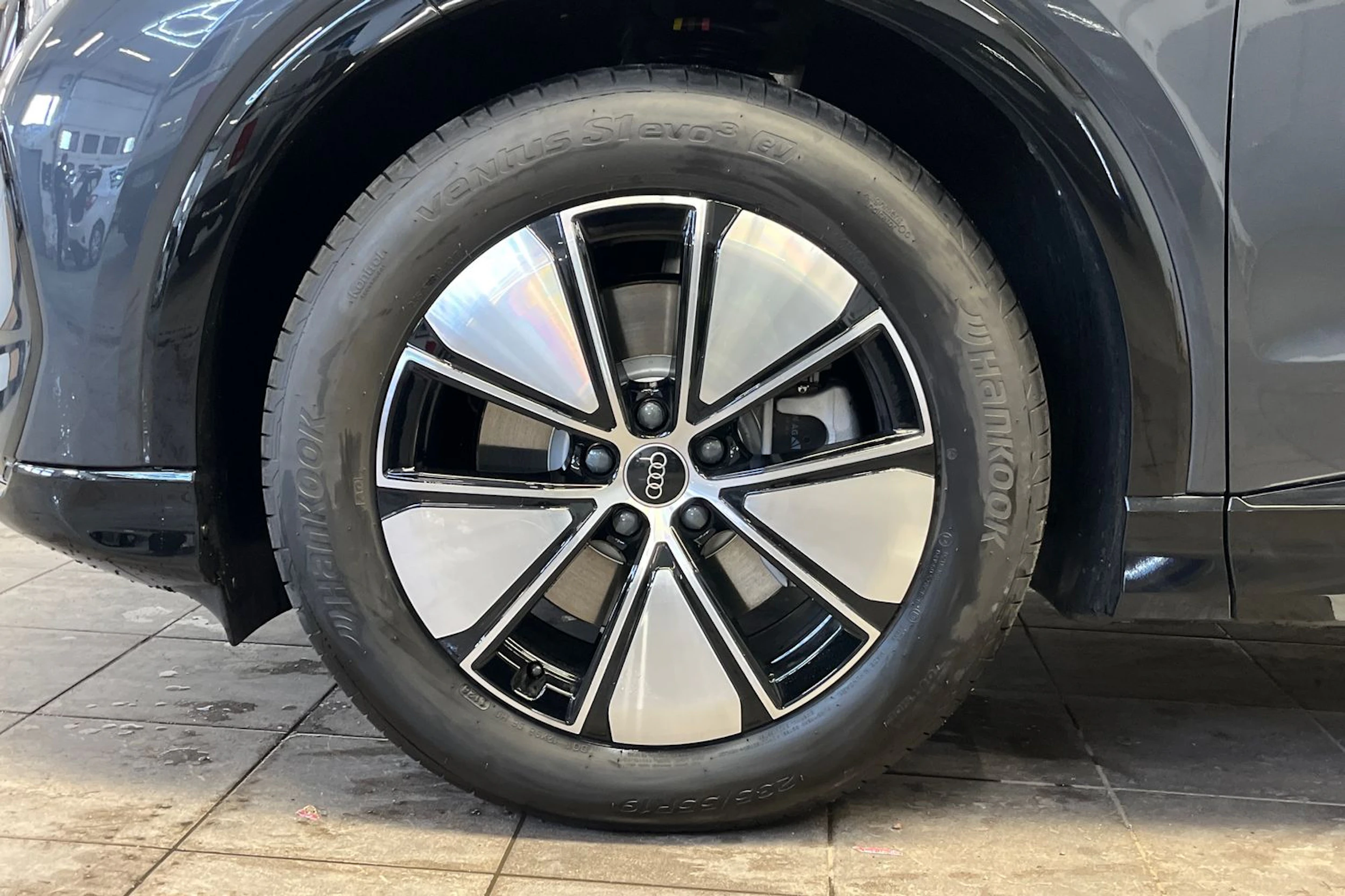 tambora harmaa Audi Q4 e-tron 2026 kuva 10.