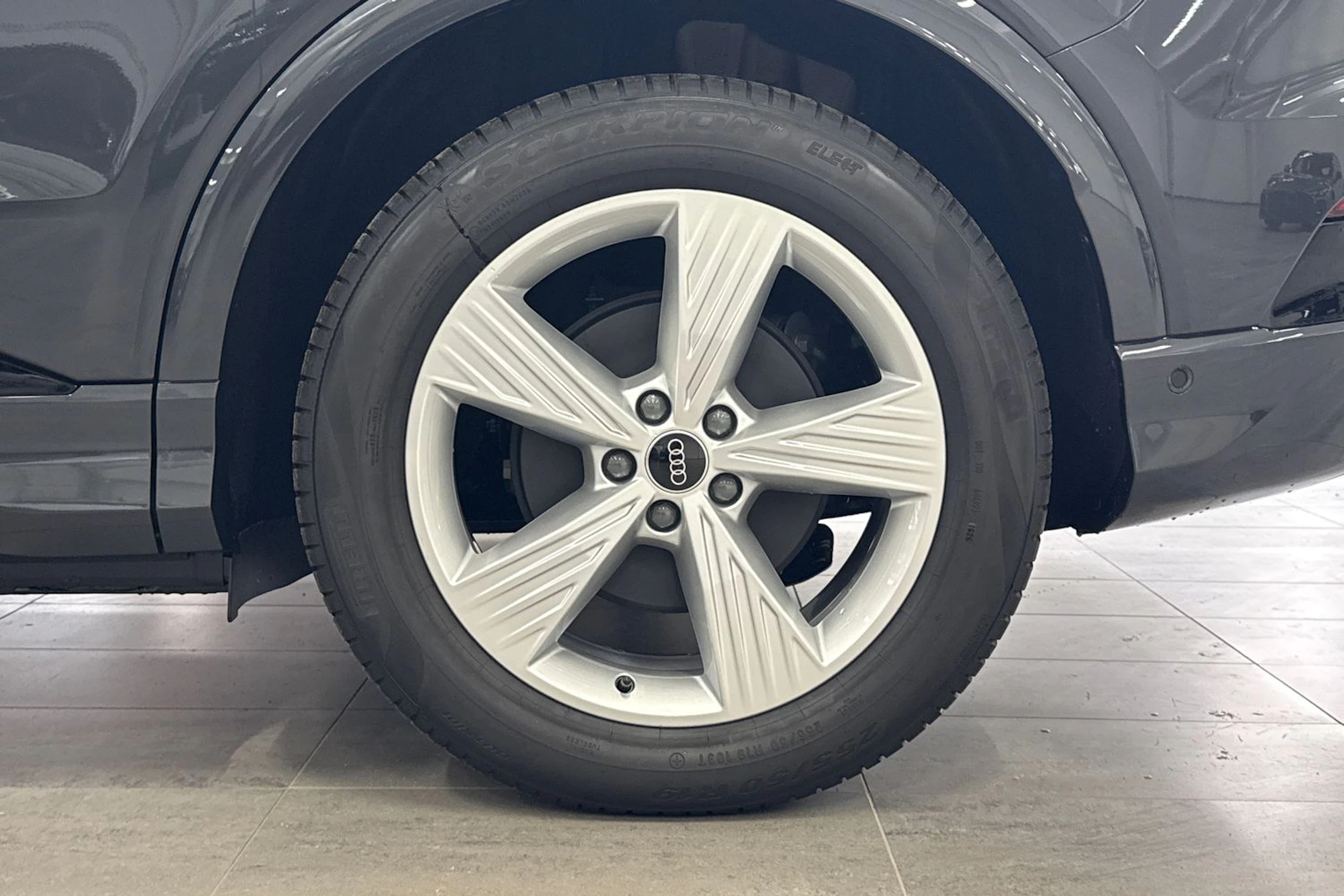 met. harmaa Audi Q4 e-tron 2026 kuva 10.