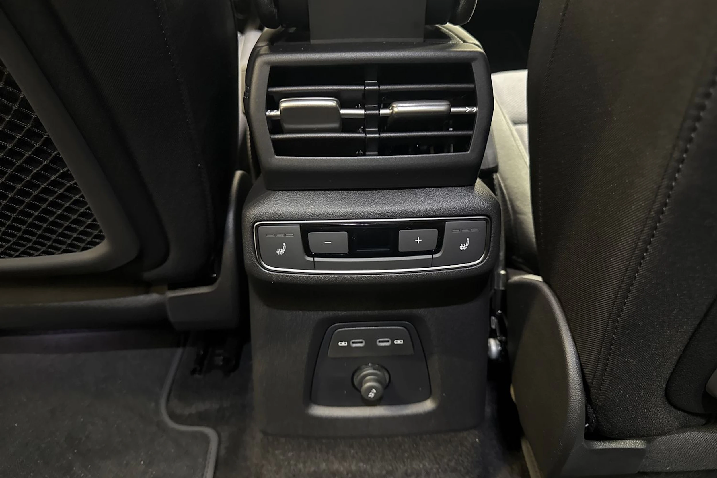 met. harmaa Audi Q4 e-tron 2026 kuva 16.