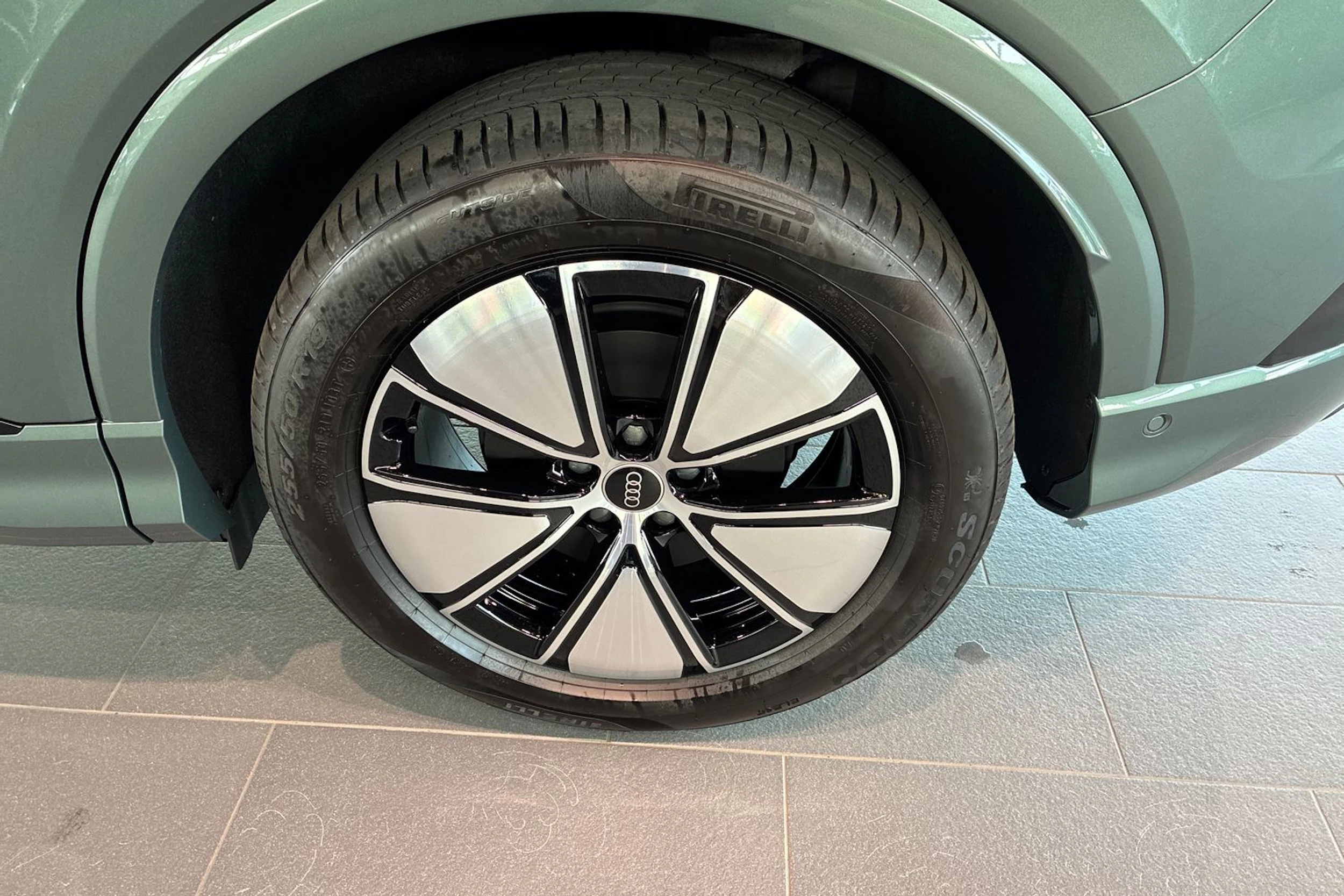 vihreä Audi Q4 e-tron 2026 kuva 10.