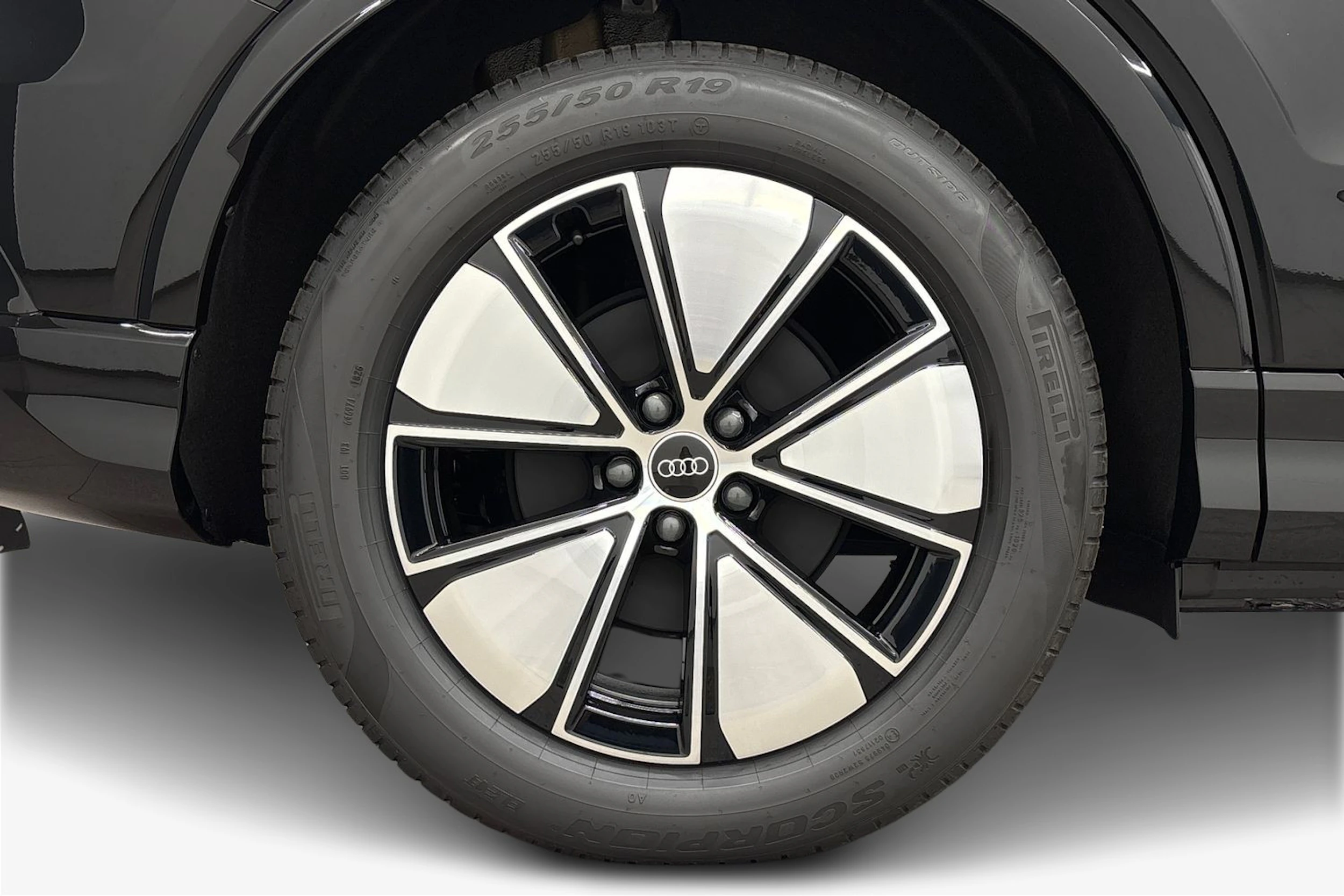 met. musta Audi Q4 e-tron 2026 kuva 9.