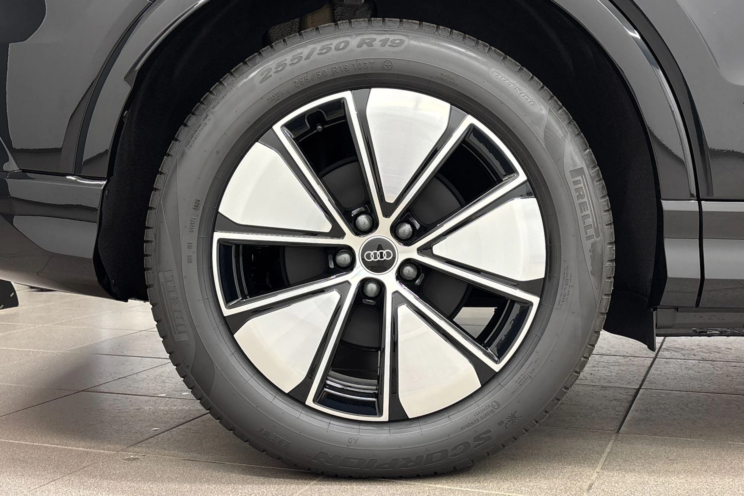 met. musta Audi Q4 e-tron 2026 kuva 10.