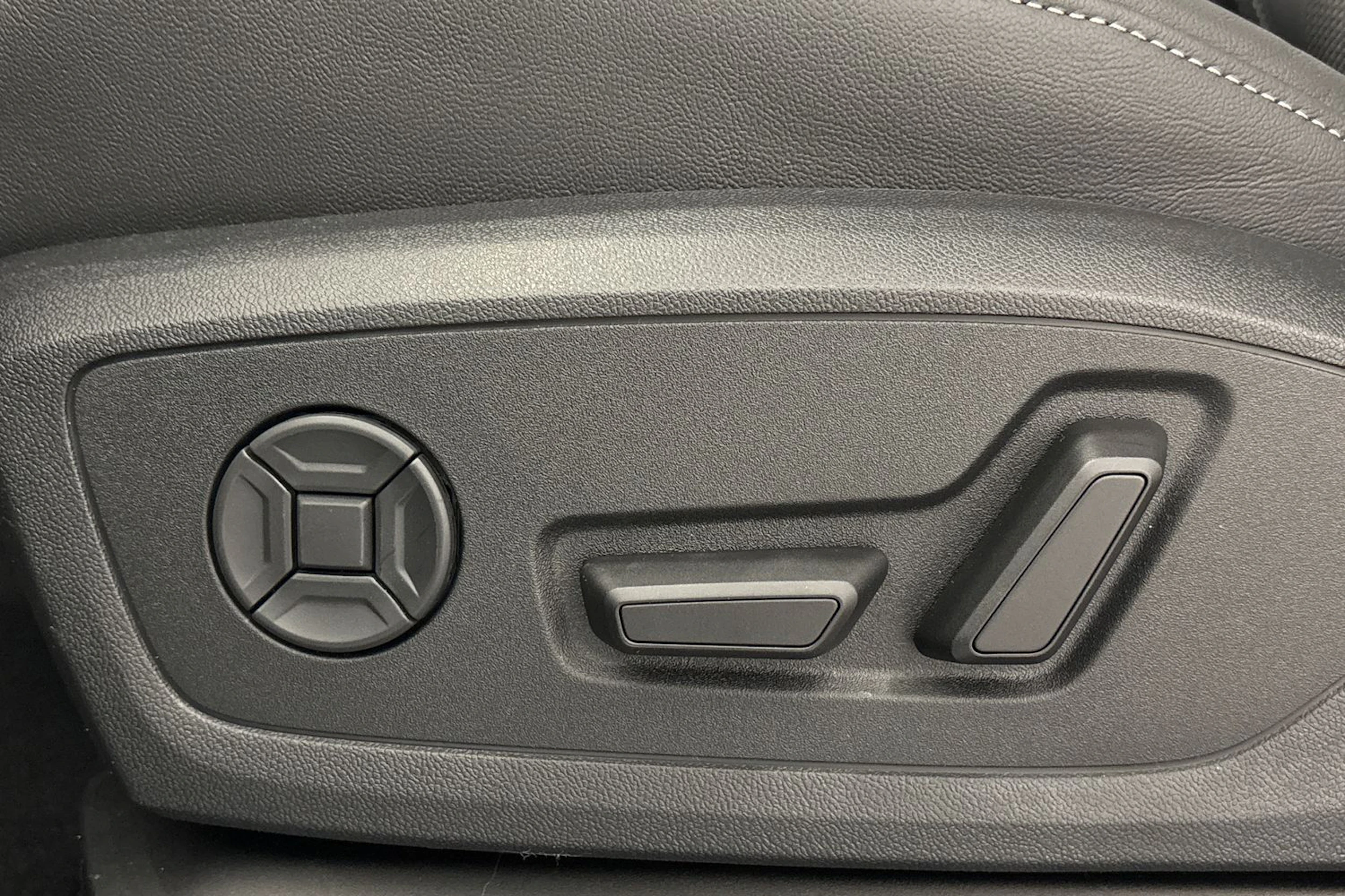 met. musta Audi Q4 e-tron 2026 kuva 12.