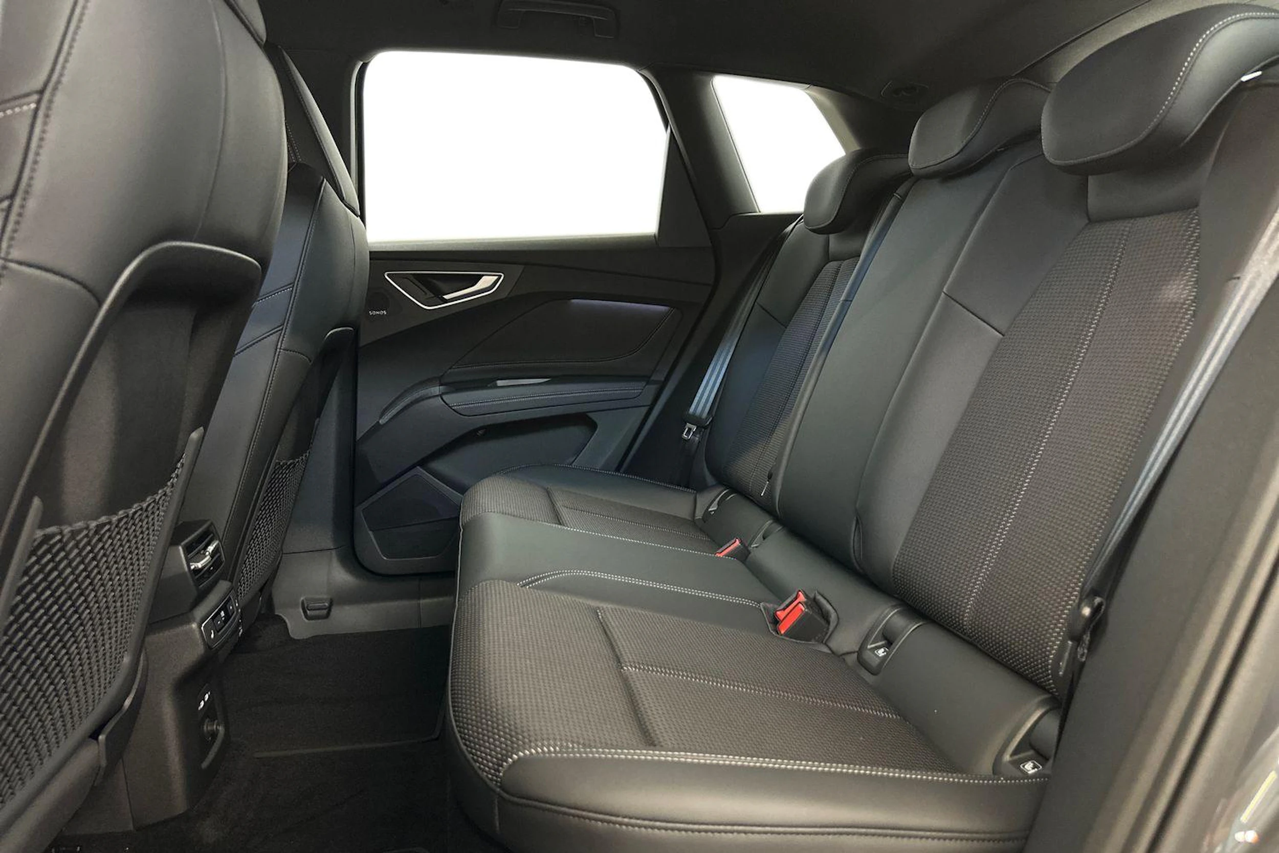 tambura harmaa Audi Q4 e-tron 2026 kuva 8.
