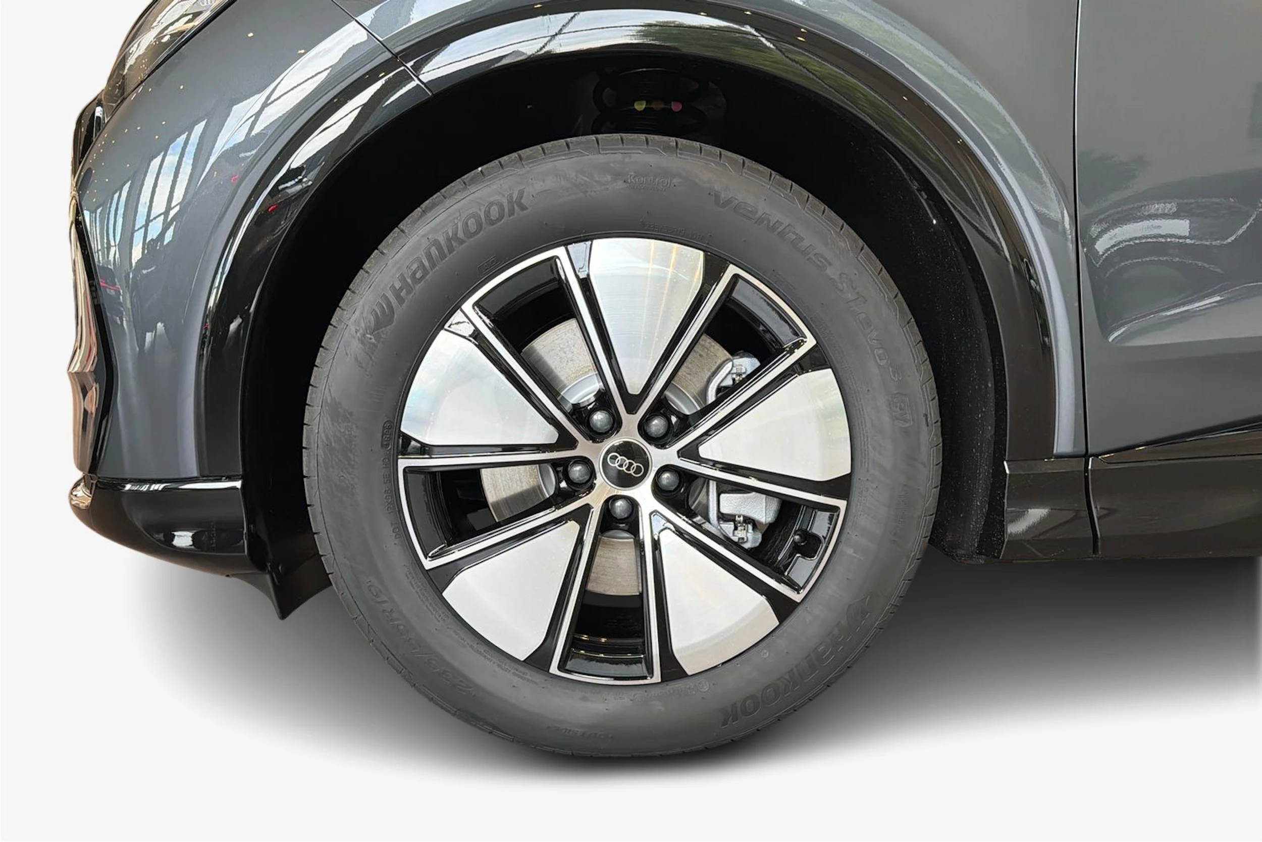 harmaa Audi Q4 e-tron 2026 kuva 9.